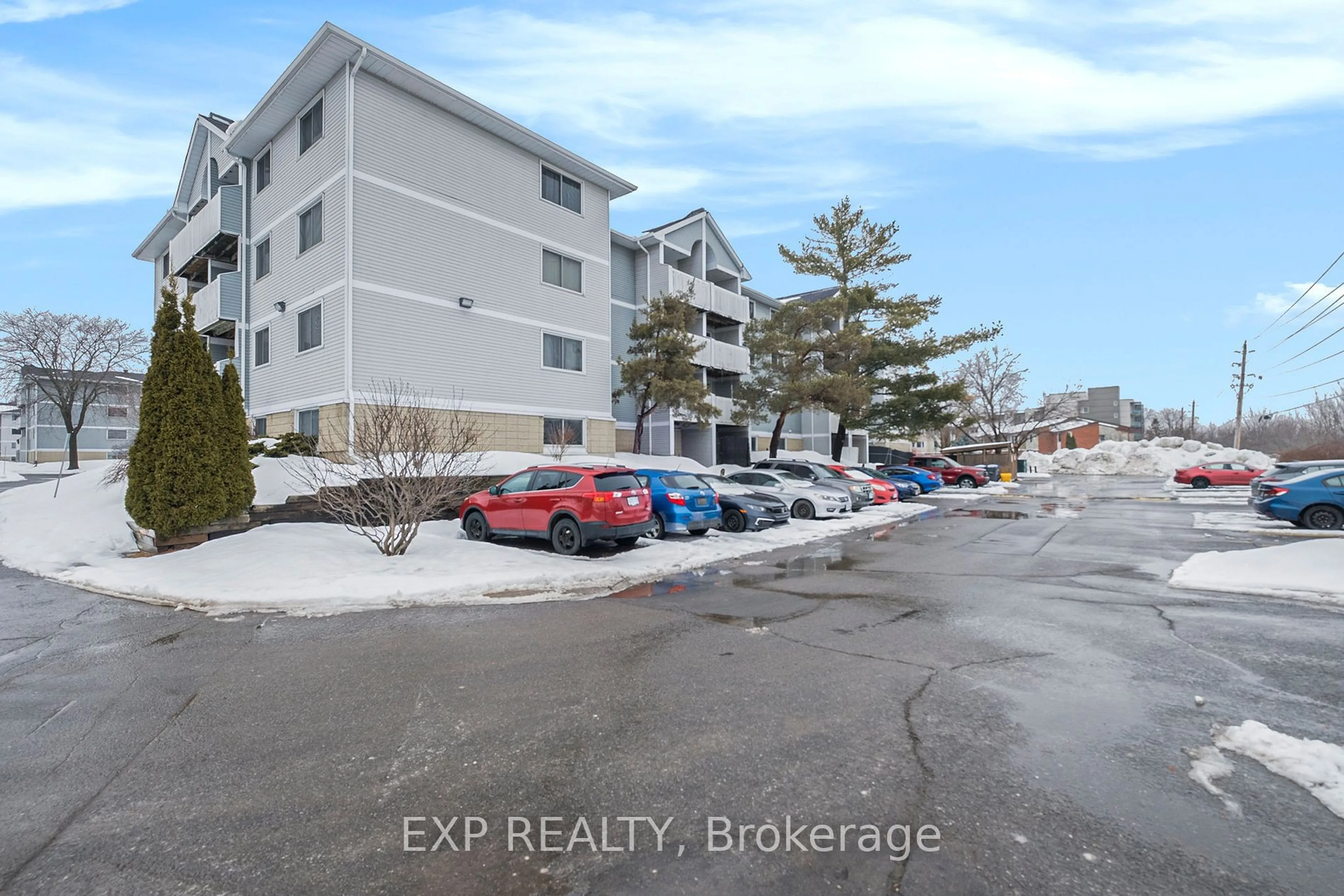 A pic from outside/outdoor area/front of a property/back of a property/a pic from drone, building for 216 Viewmount Dr #314, Cityview - Parkwoods Hills - Rideau Shore Ontario K2E 7X4