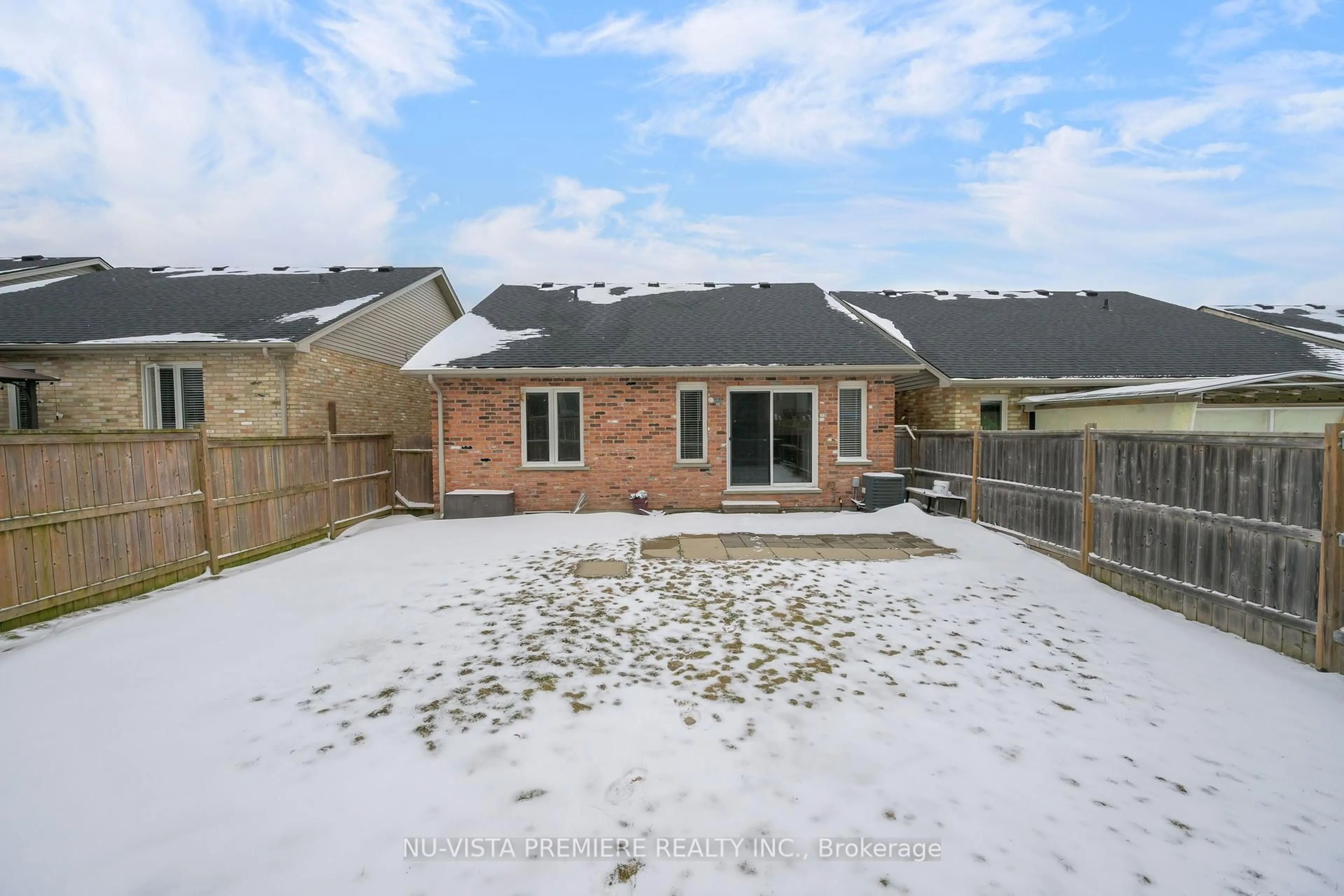 A pic from outside/outdoor area/front of a property/back of a property/a pic from drone, unknown for 574 Bluebell Rd, London Ontario N5X 4L2