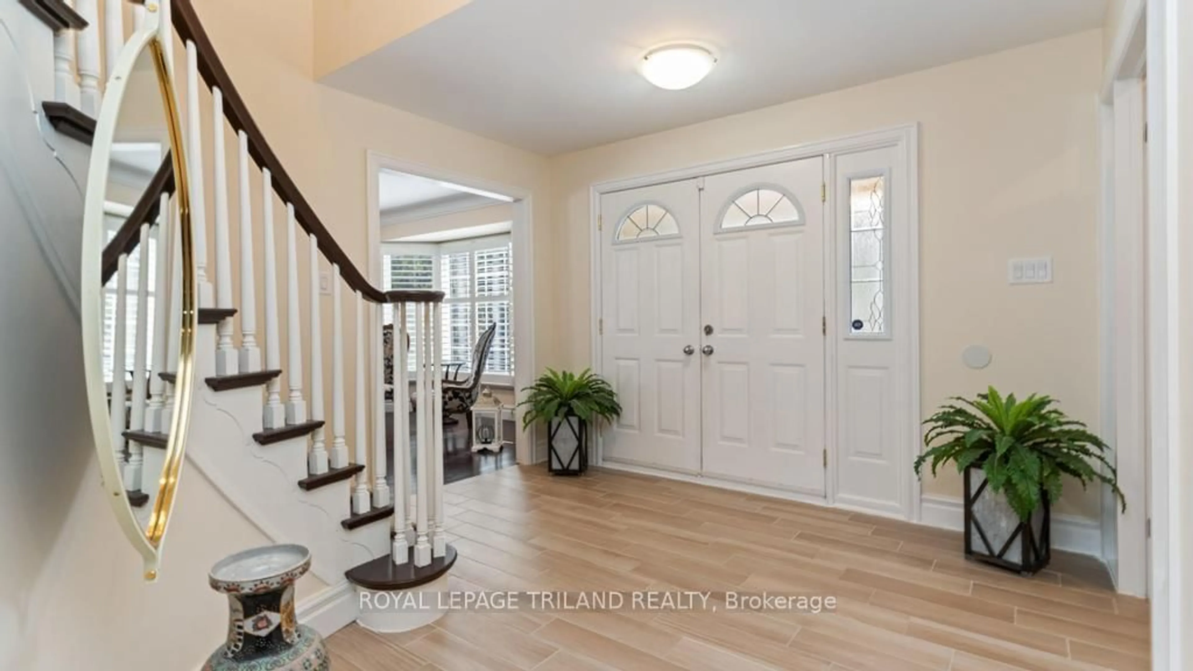 Indoor entryway for 102 Masonville Crt, London North Ontario N5X 3M5