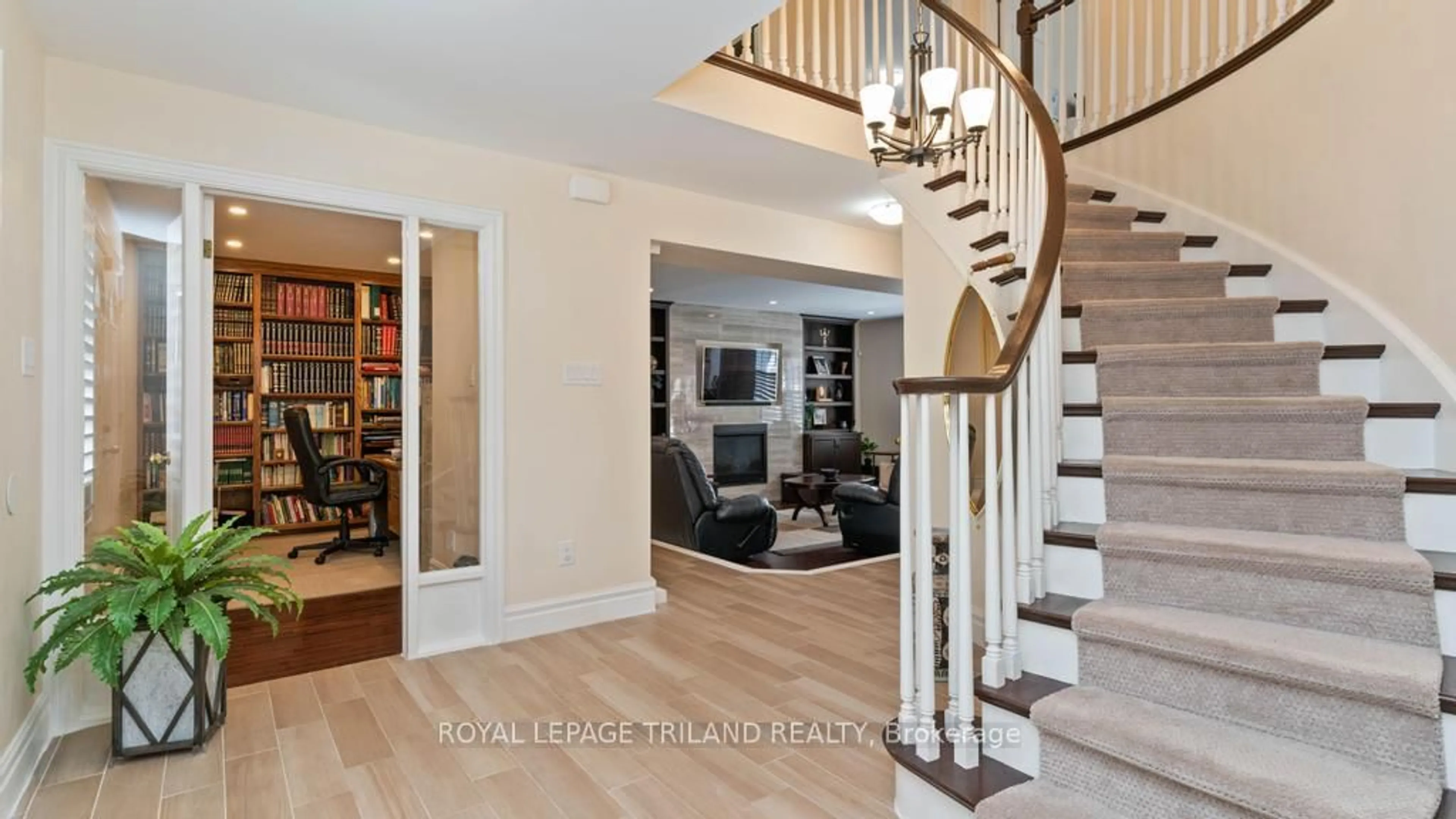 Indoor entryway for 102 Masonville Crt, London North Ontario N5X 3M5