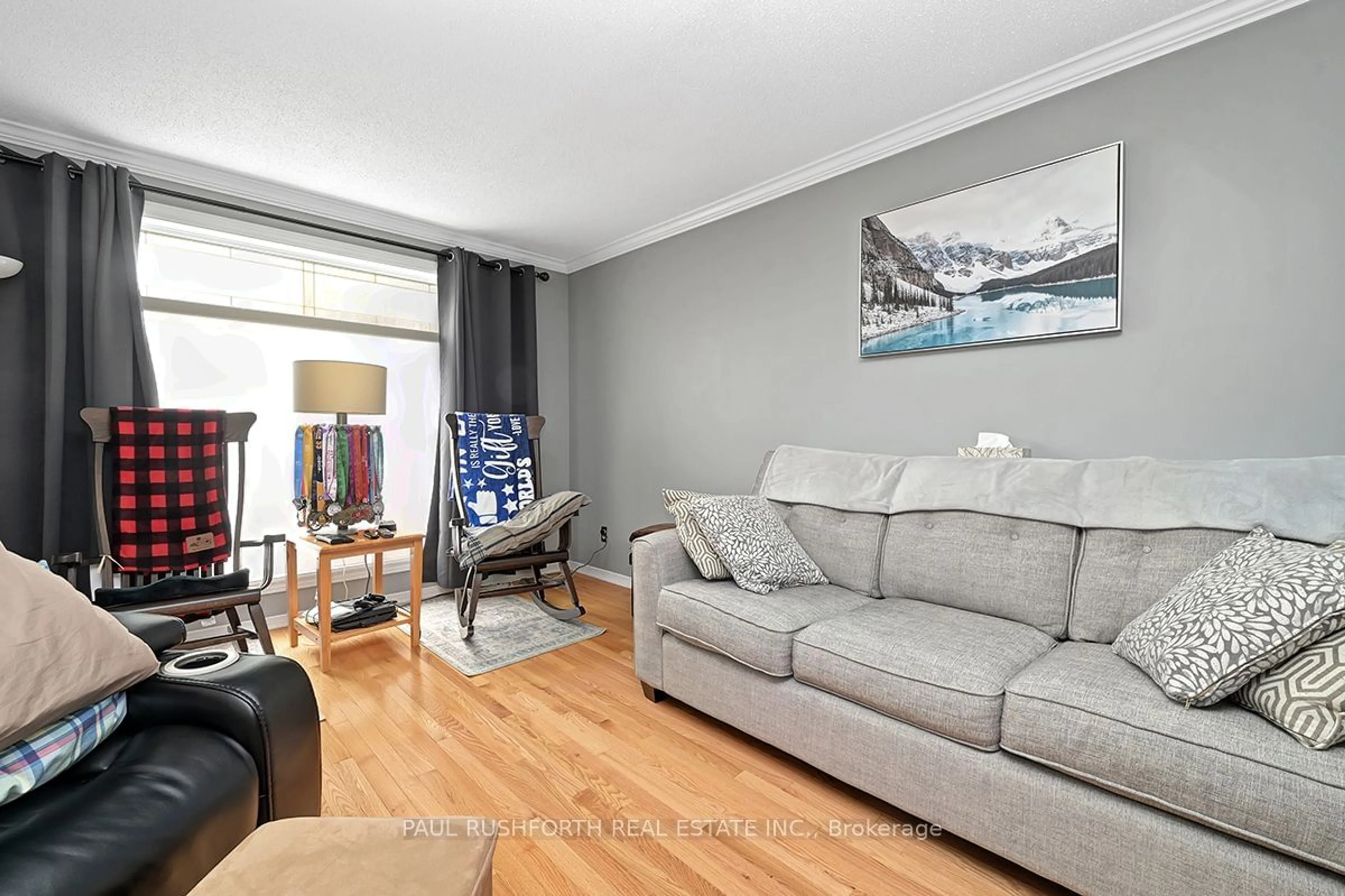 Living room with furniture, wood/laminate floor for 1943 Heatherwood Dr, Orleans - Convent Glen and Area Ontario K1W 1C3