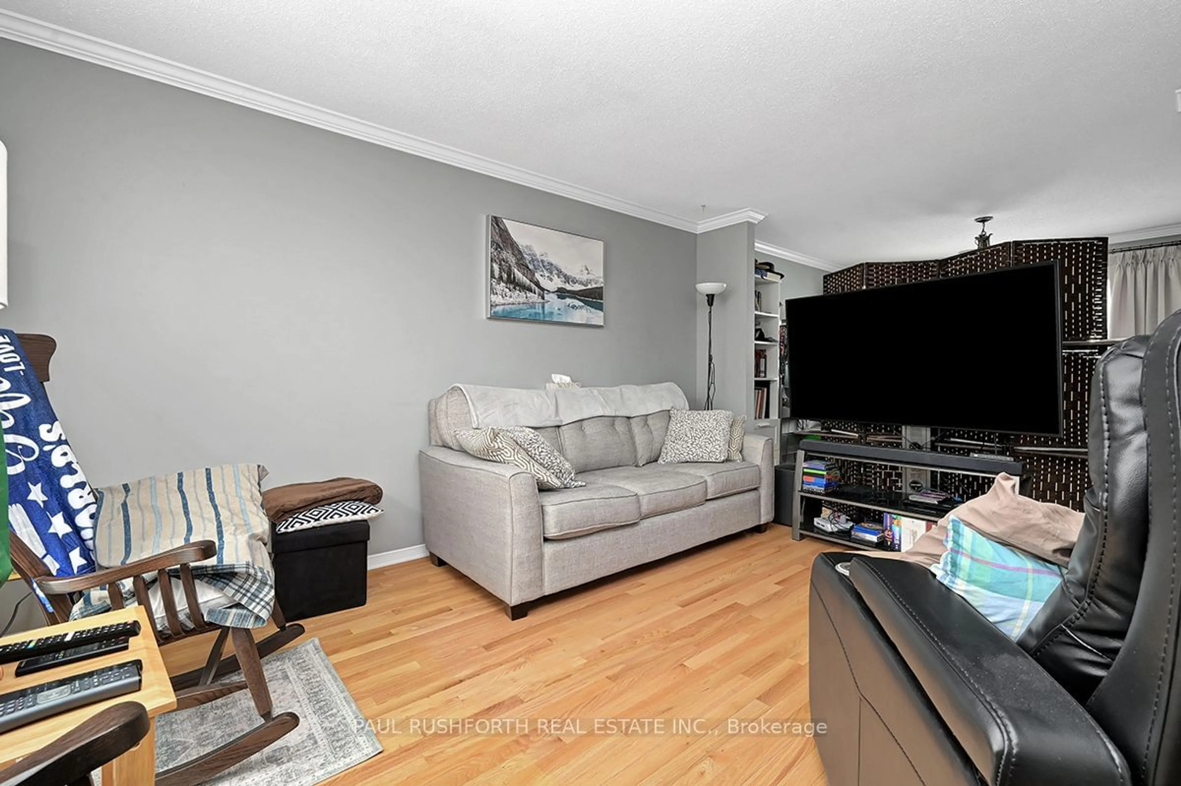 Living room with furniture, wood/laminate floor for 1943 Heatherwood Dr, Orleans - Convent Glen and Area Ontario K1W 1C3