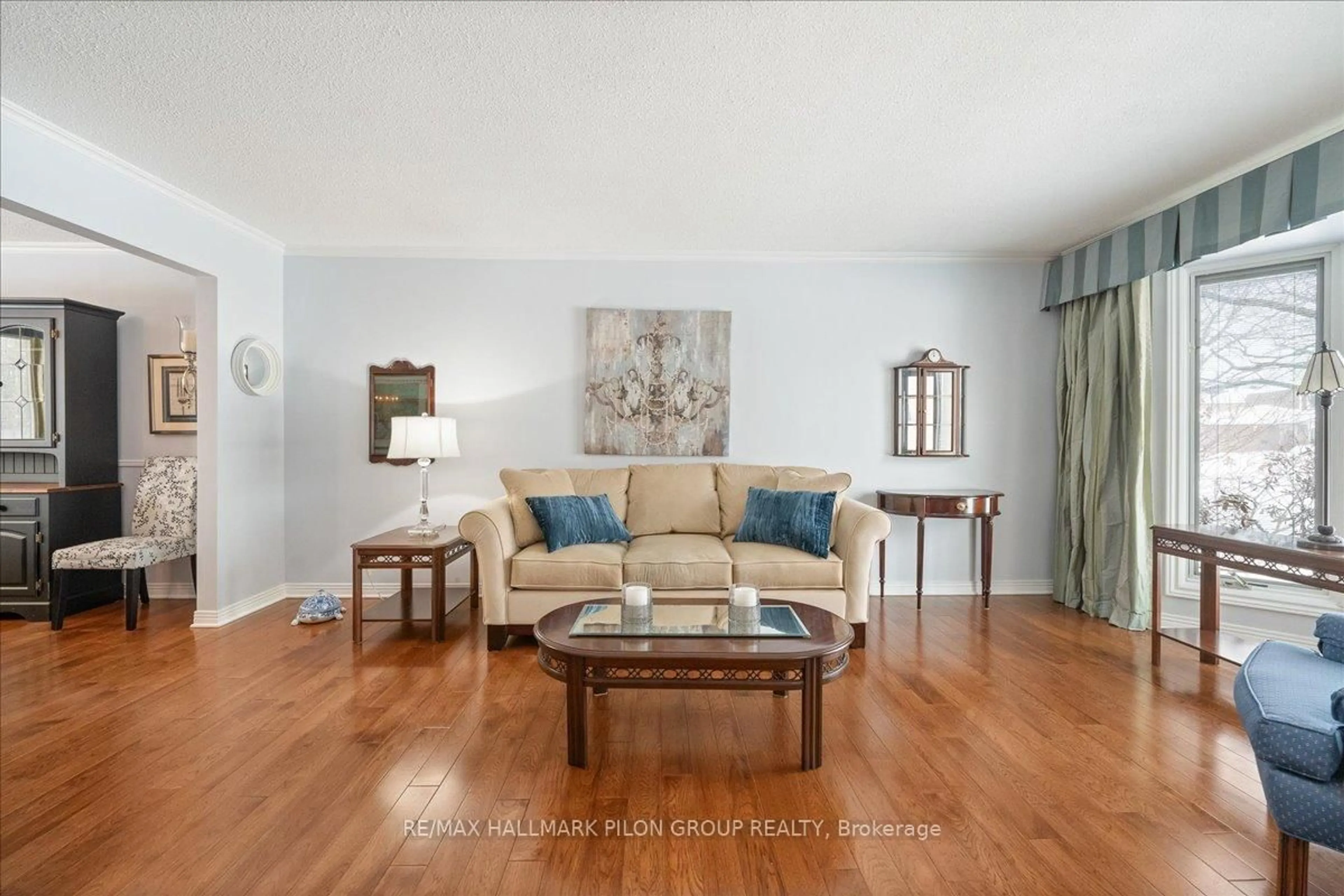 Living room with furniture, wood/laminate floor for 1164 Bordeau Grve, Orleans - Convent Glen and Area Ontario K1C 2M7