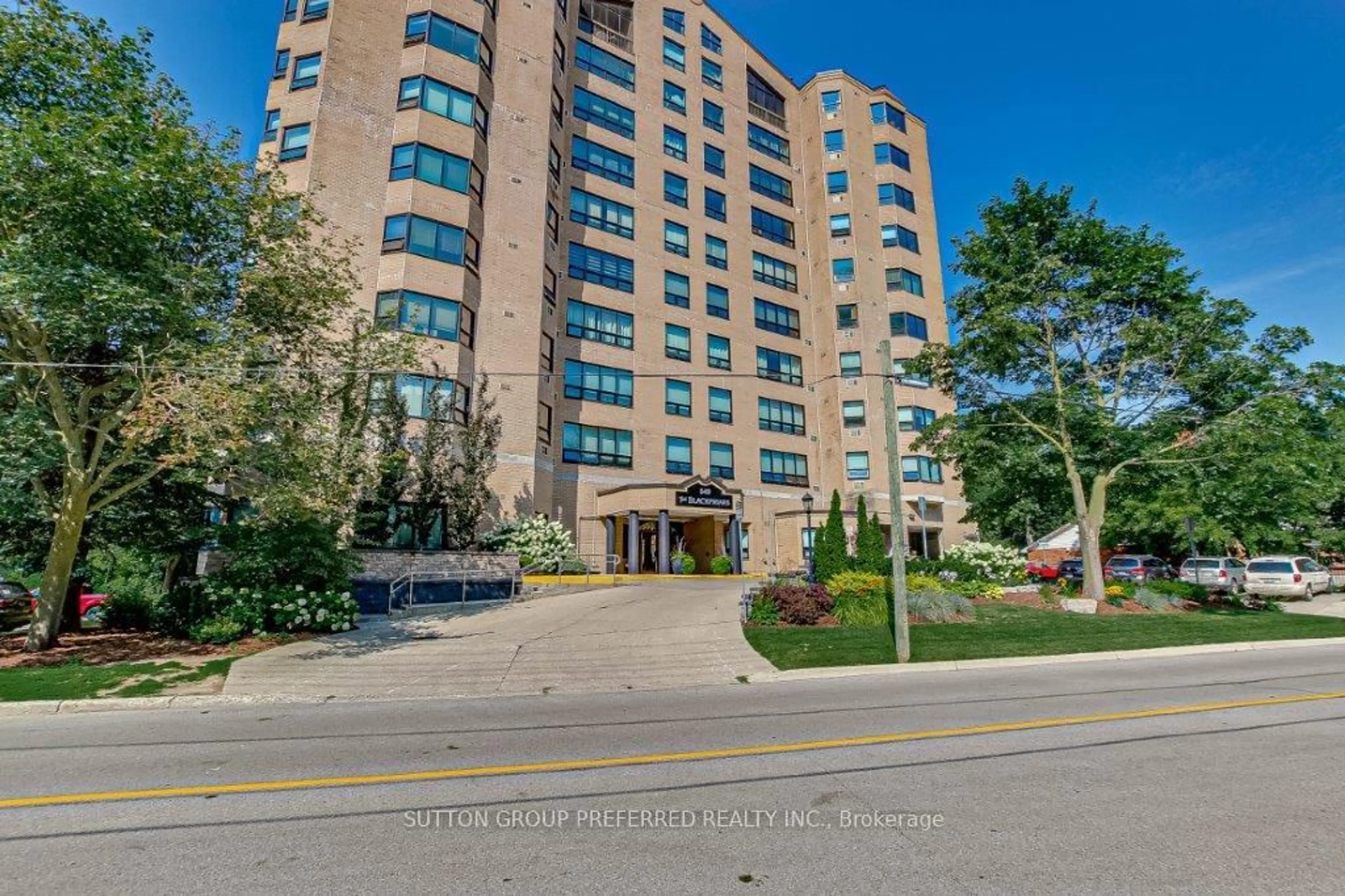 Indoor foyer for 549 Ridout St #801, London East Ontario N6A 5N5