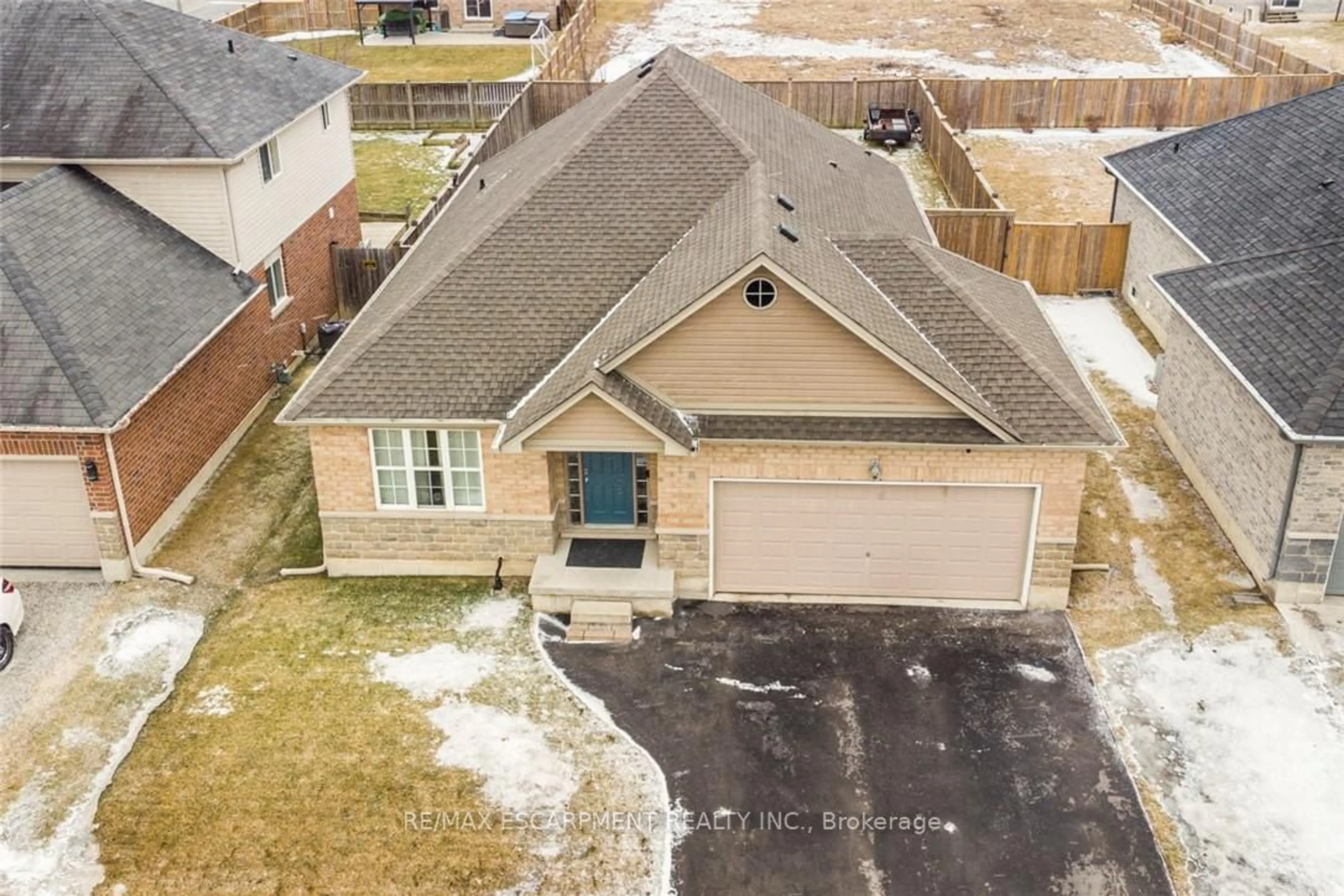 A pic from outside/outdoor area/front of a property/back of a property/a pic from drone, street for 18 HUDSON Dr, Haldimand Ontario N0A 1E0