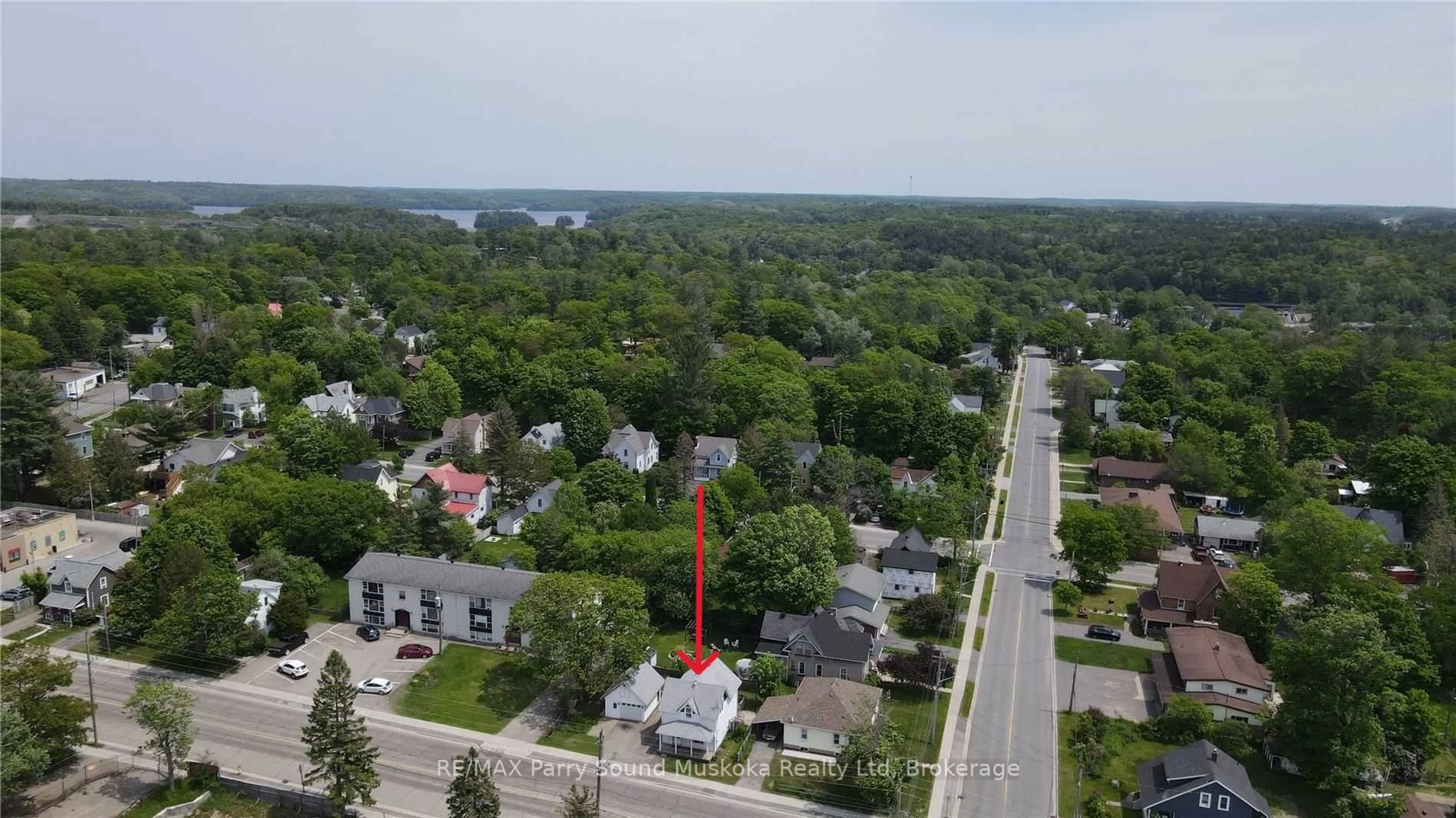 A pic from outside/outdoor area/front of a property/back of a property/a pic from drone, unknown for 77 Church St, Parry Sound Ontario P2A 1Z2