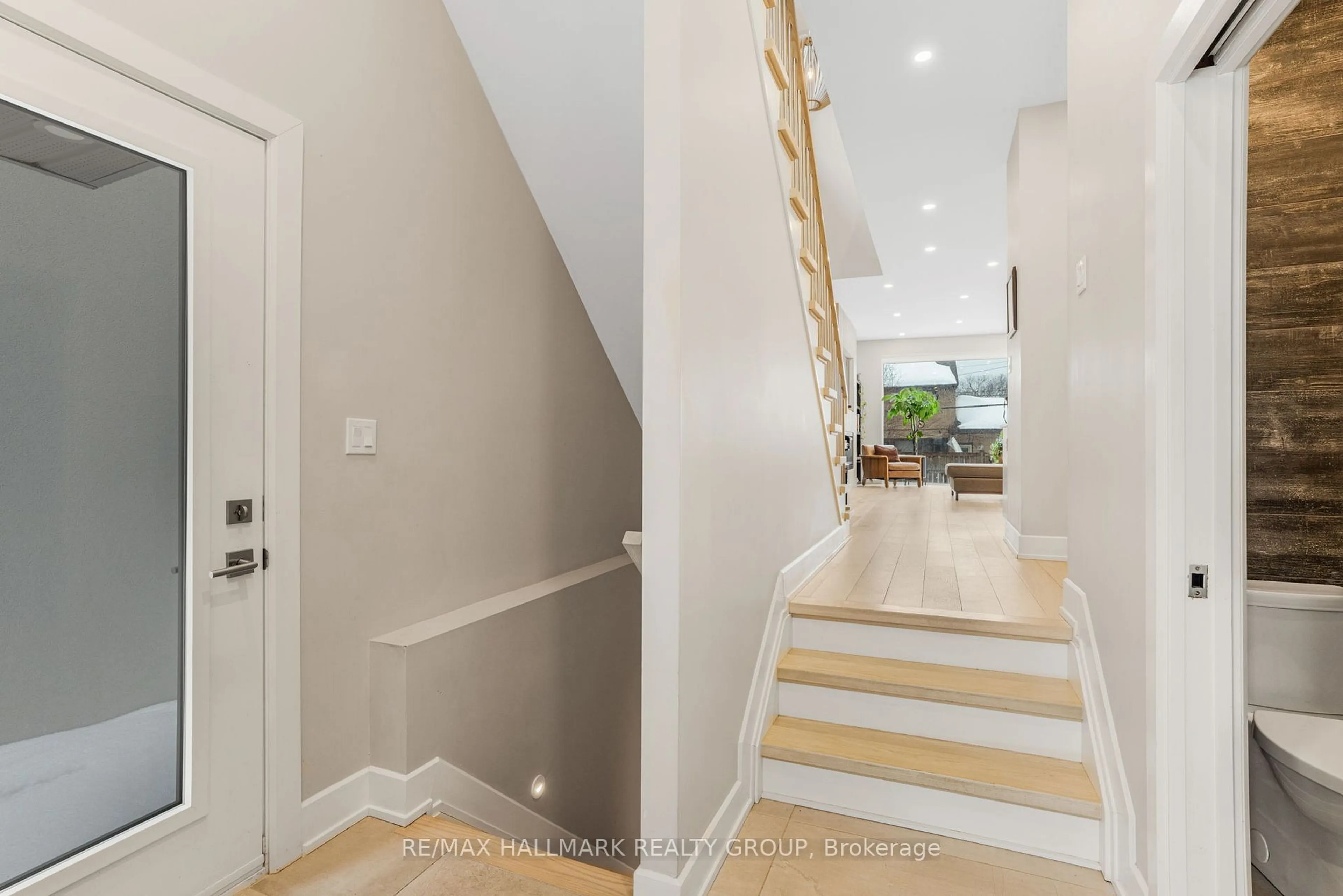 Indoor entryway for 1341 Morley Blvd, Mooneys Bay - Carleton Heights and Area Ontario K2C 1R1