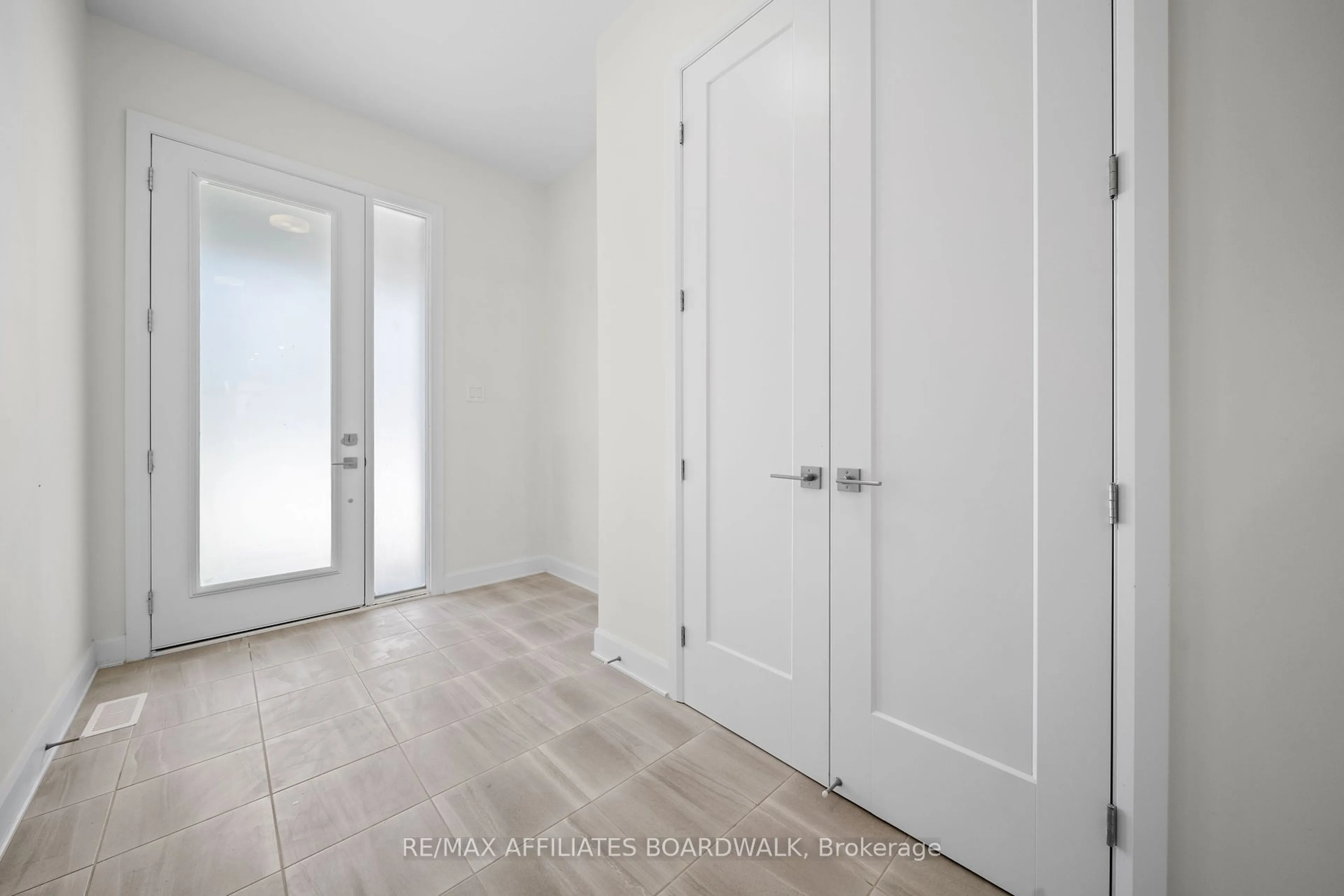 Indoor entryway for 163 Succession Crt, Stittsville - Munster - Richmond Ontario K2S 2Z8