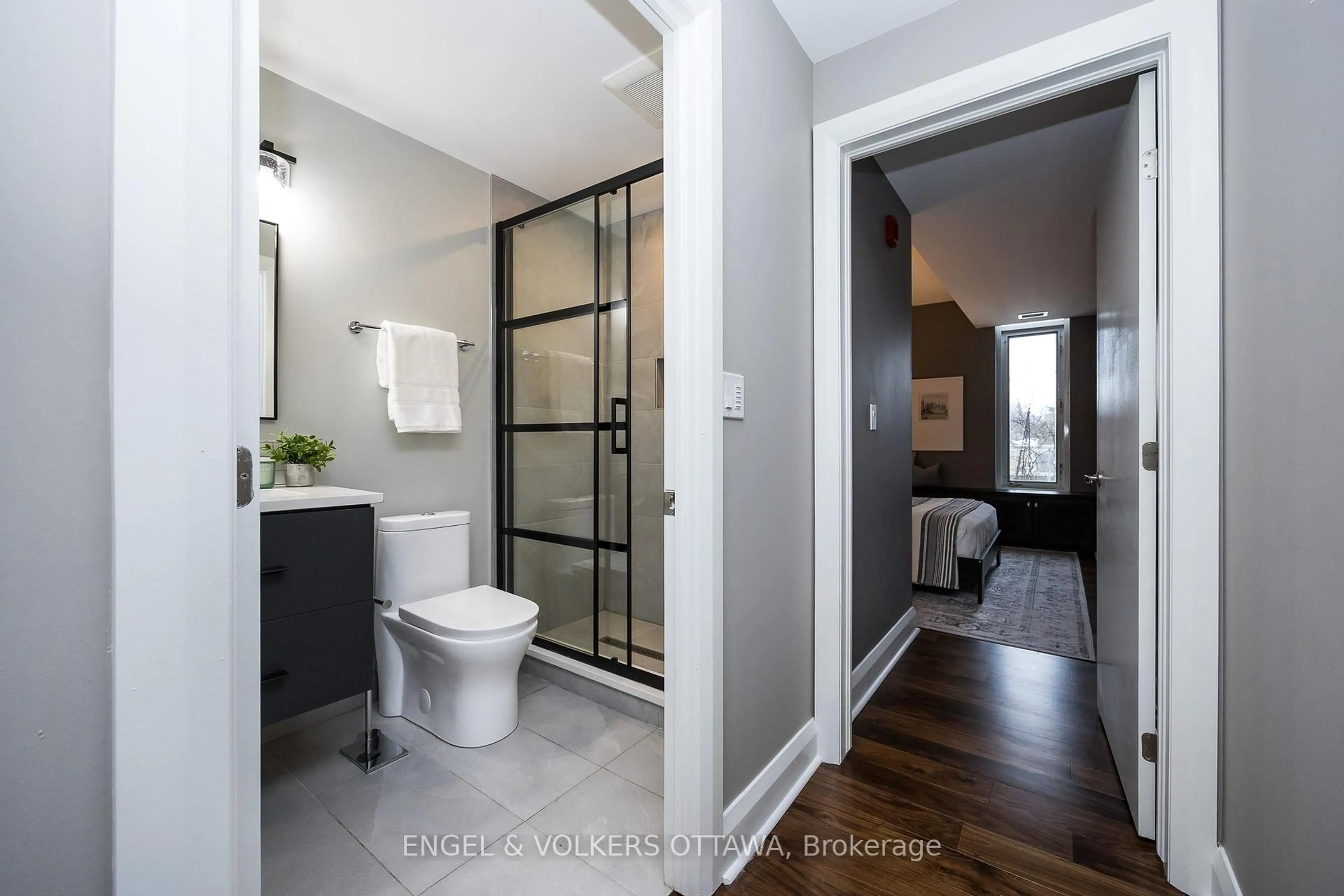 Contemporary bathroom, ceramic/tile floor for 401 GOLDEN Ave #302, Carlingwood - Westboro and Area Ontario K2A 1H4