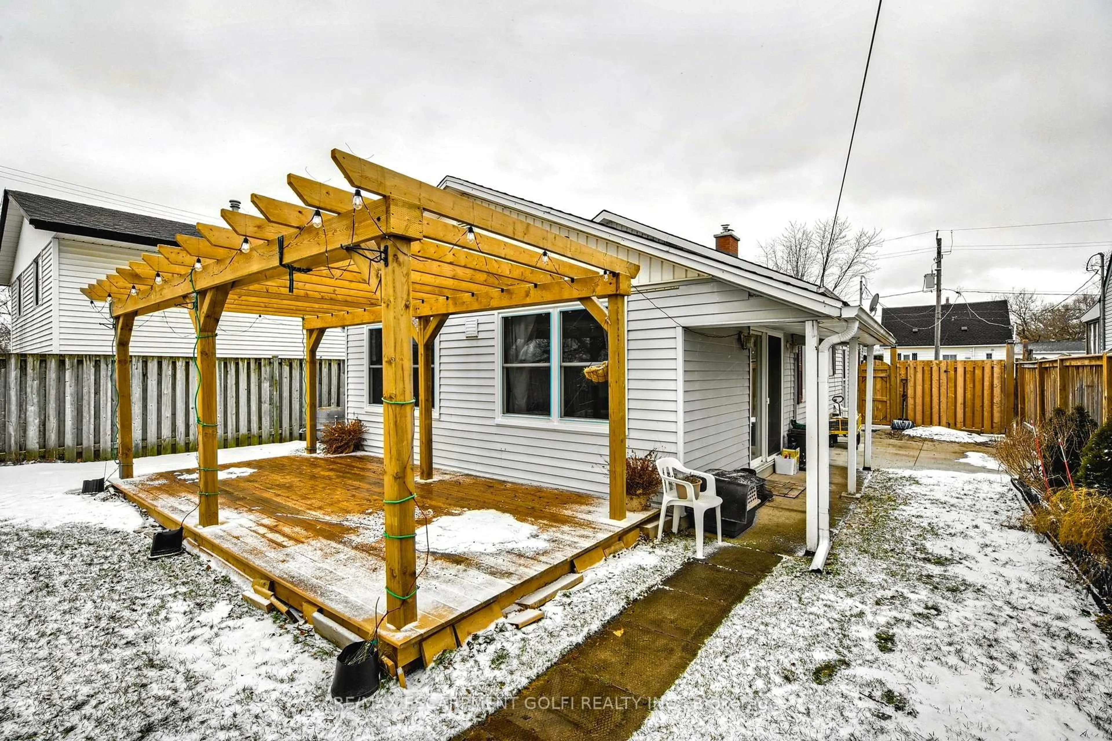 Patio, street for 31 Woodrow St, St. Catharines Ontario L2P 2A1