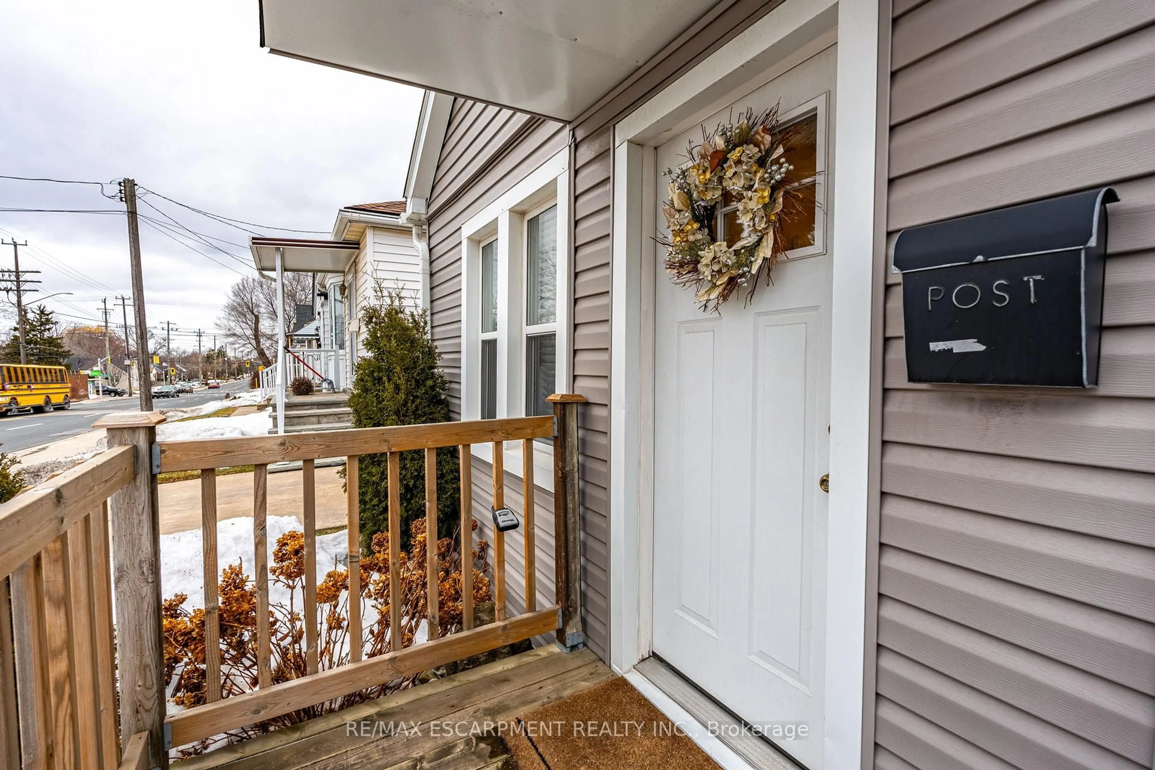 Indoor entryway for 925 Garth St, Hamilton Ontario L9C 4L3