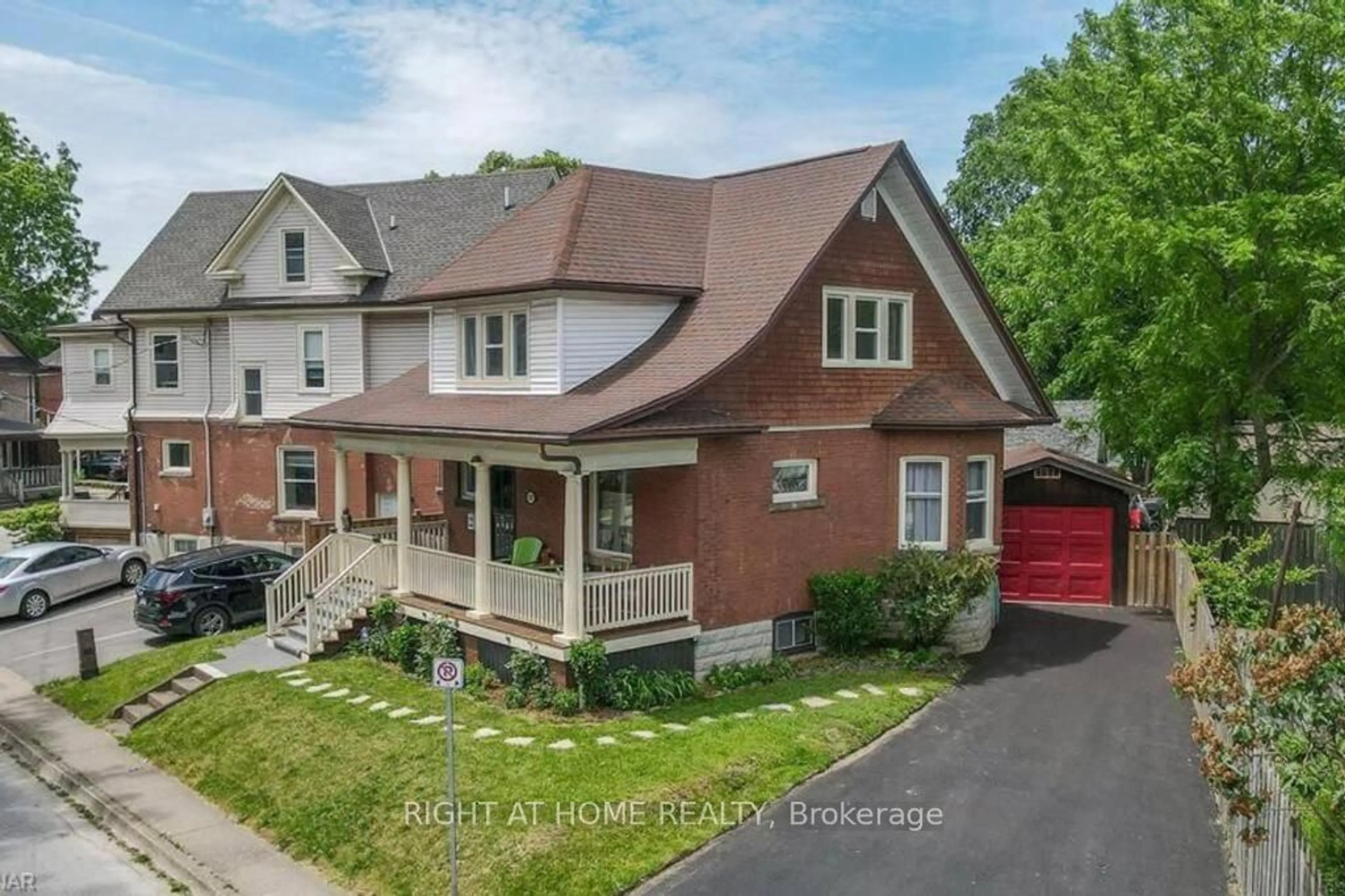 A pic from outside/outdoor area/front of a property/back of a property/a pic from drone, street for 5387 College Cres, Niagara Falls Ontario L2E 3Z8