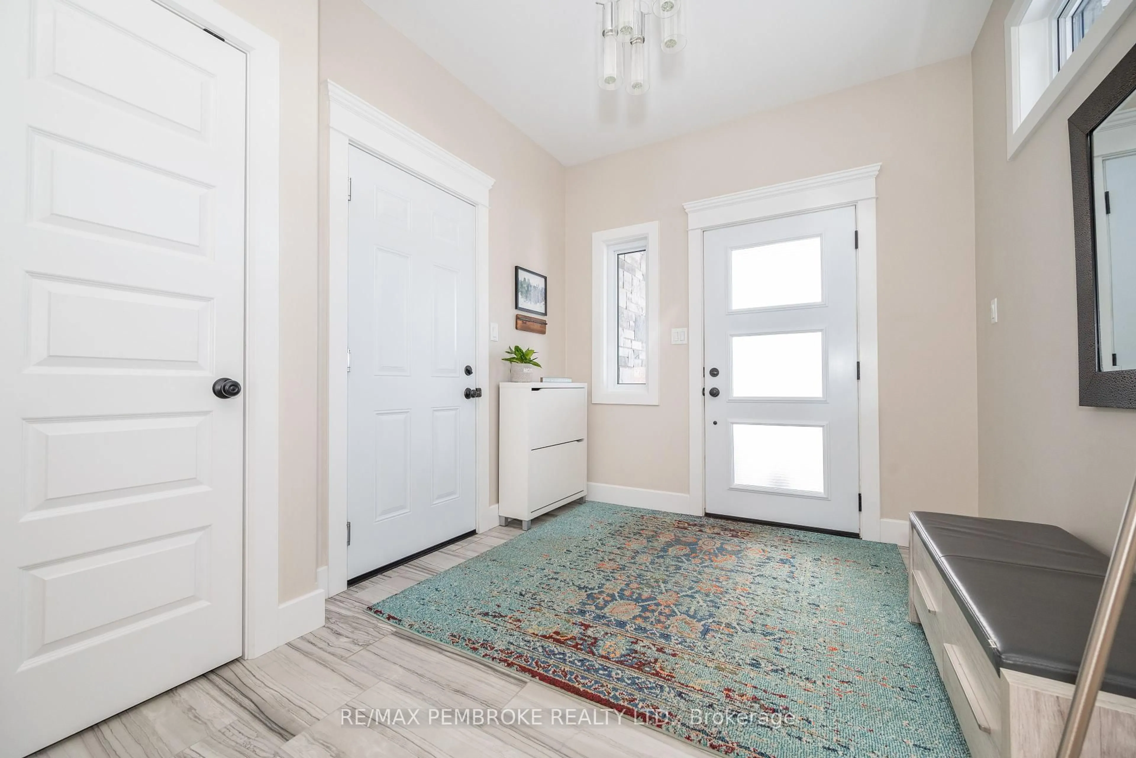 Indoor entryway for 23 Noble Cres, Petawawa Ontario K8H 0G1