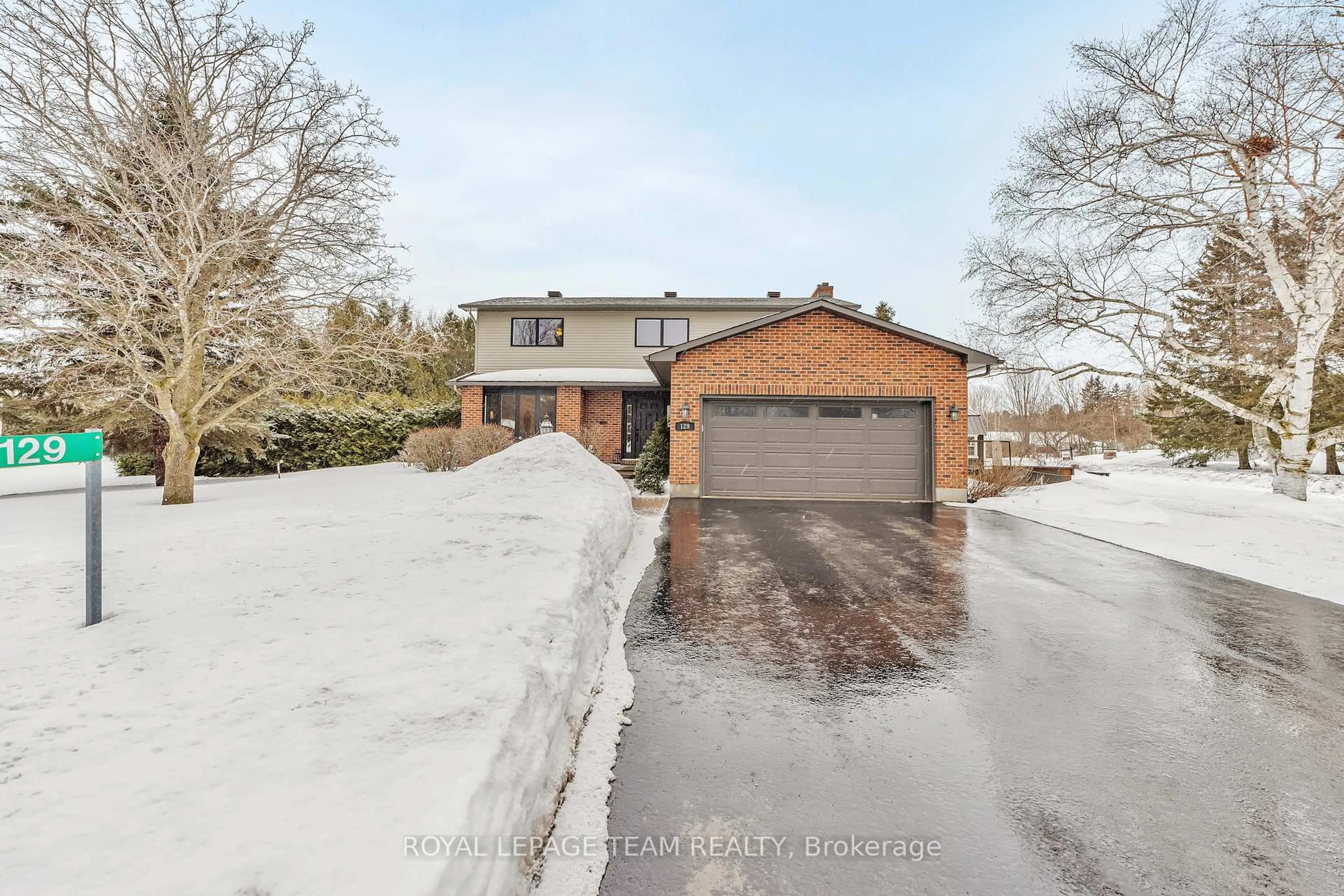 A pic from outside/outdoor area/front of a property/back of a property/a pic from drone, street for 129 Ridgeview Dr, Carp - Huntley Ward Ontario K0A 1L0