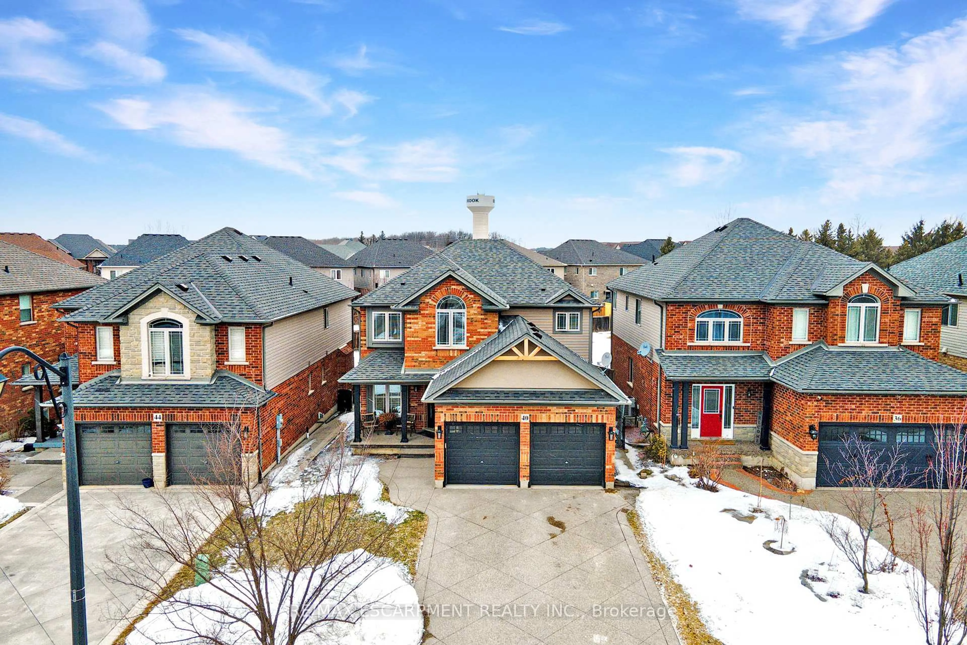 A pic from outside/outdoor area/front of a property/back of a property/a pic from drone, street for 40 Great Oak Tr, Hamilton Ontario L0R 1C0