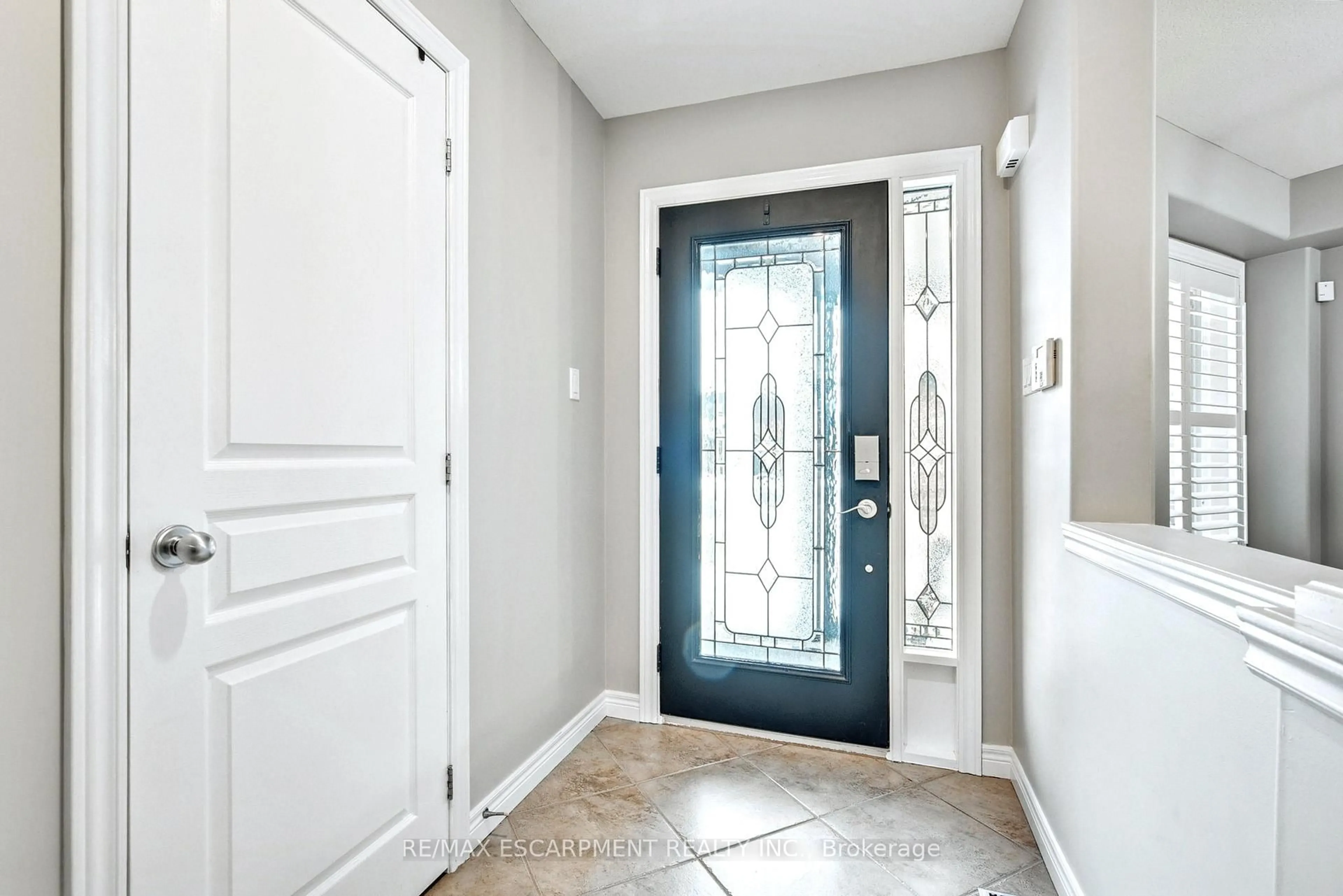 Indoor entryway for 40 Great Oak Tr, Hamilton Ontario L0R 1C0