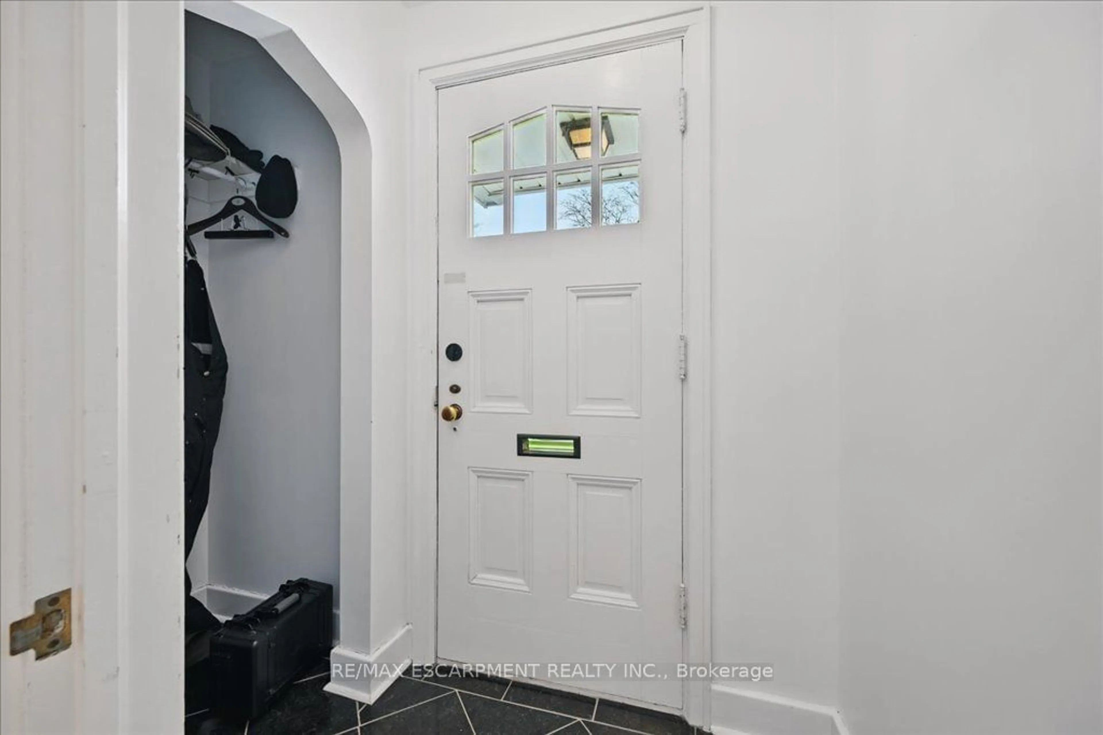 Indoor entryway for 46 The Strand Ave, Brantford Ontario N3R 1Z4