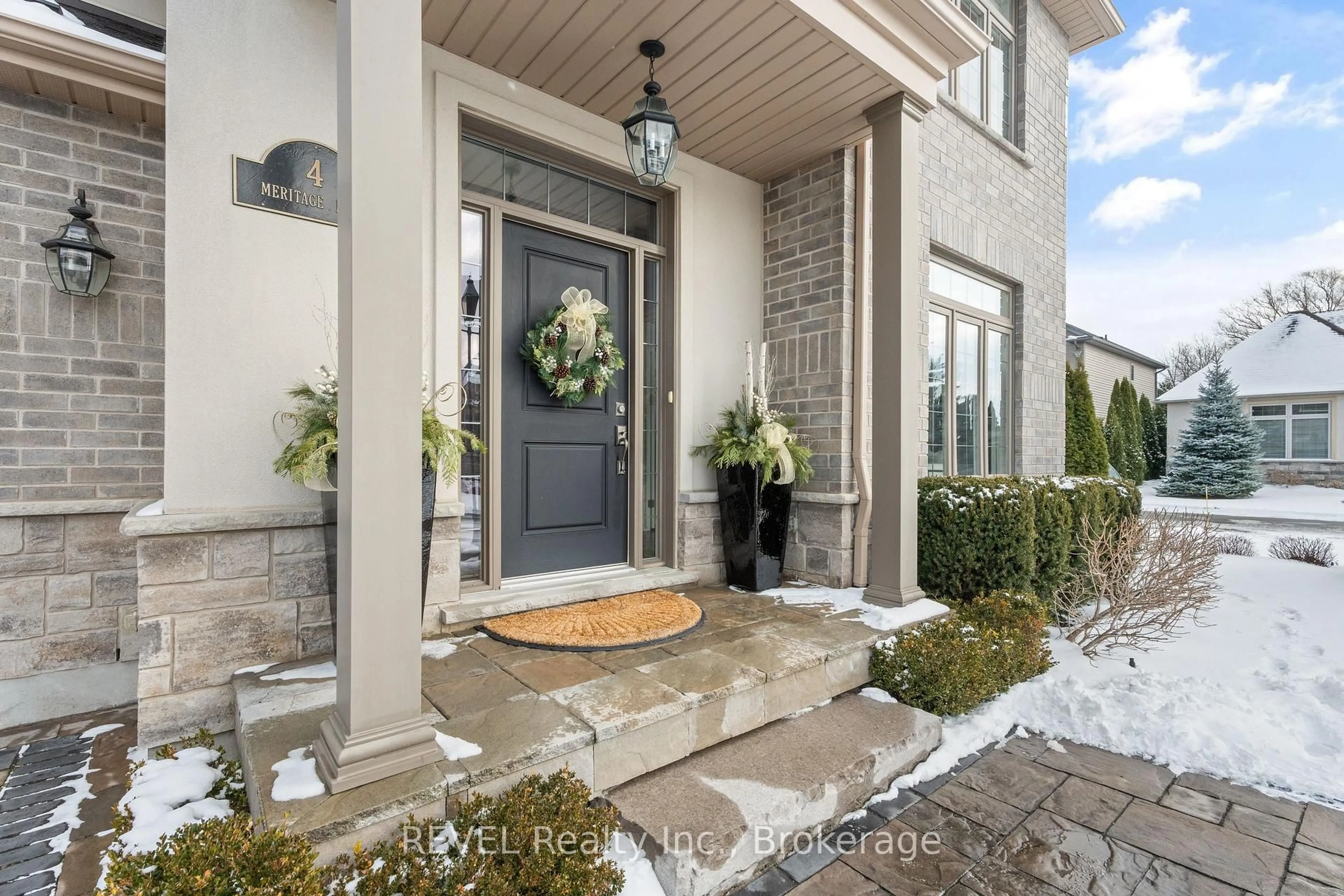 Indoor entryway for 4 Meritage Lane, Niagara-on-the-Lake Ontario L0S 1J0