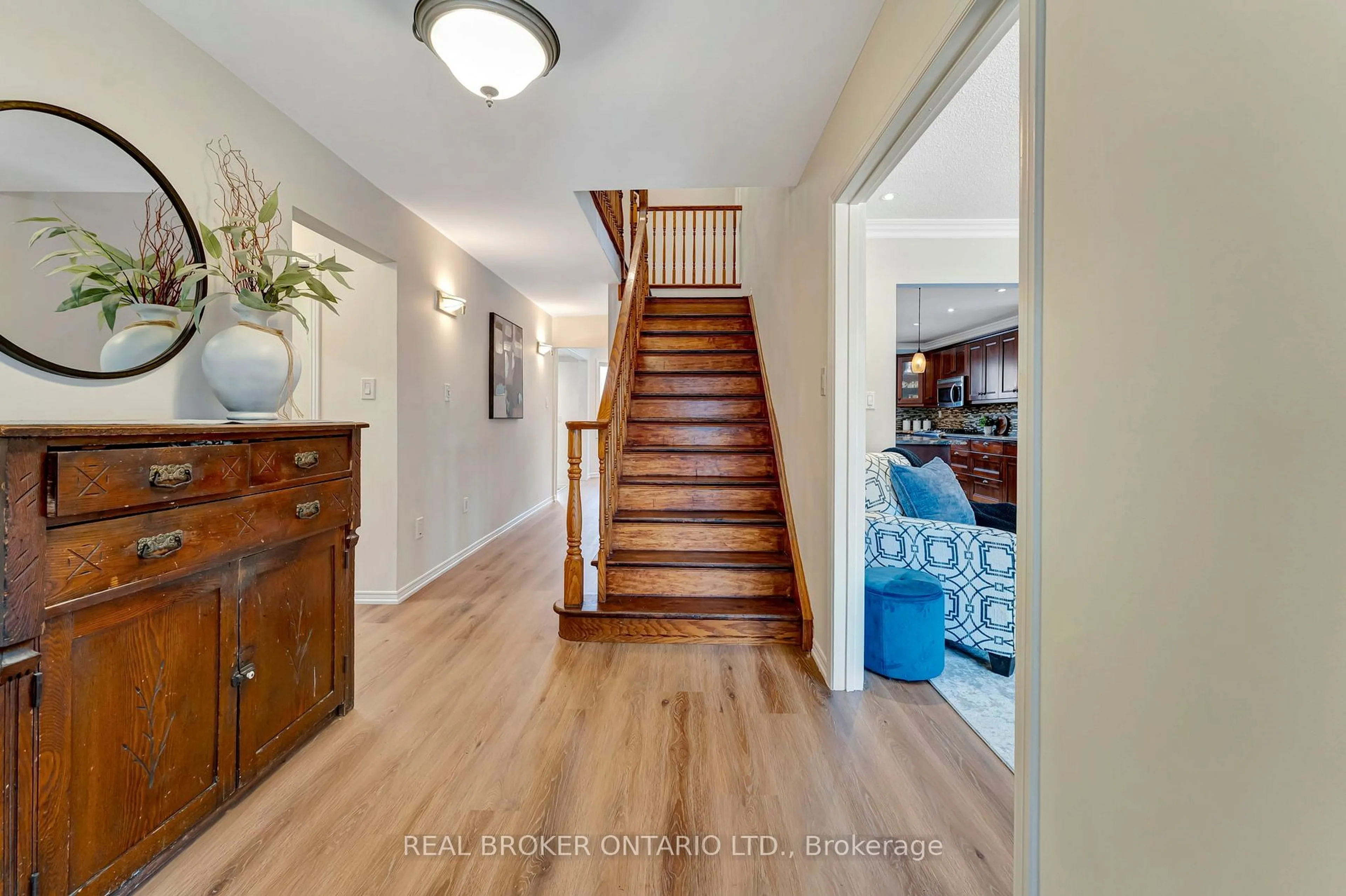 Indoor entryway for 35 Josephine Dr, Hamilton Ontario L9B 1Z8