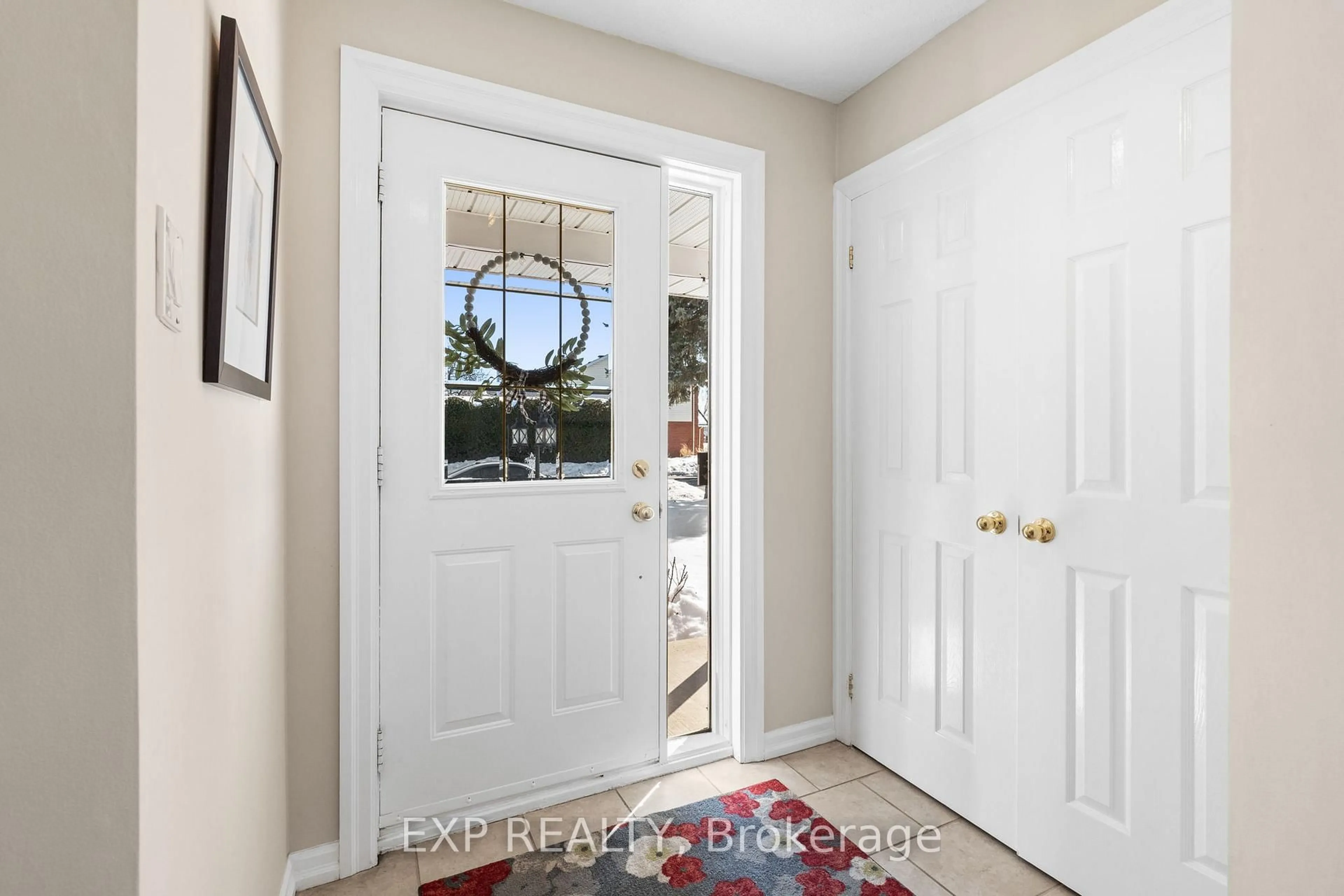 Indoor entryway for 52 Tartan Dr, Barrhaven Ontario K2J 2V5