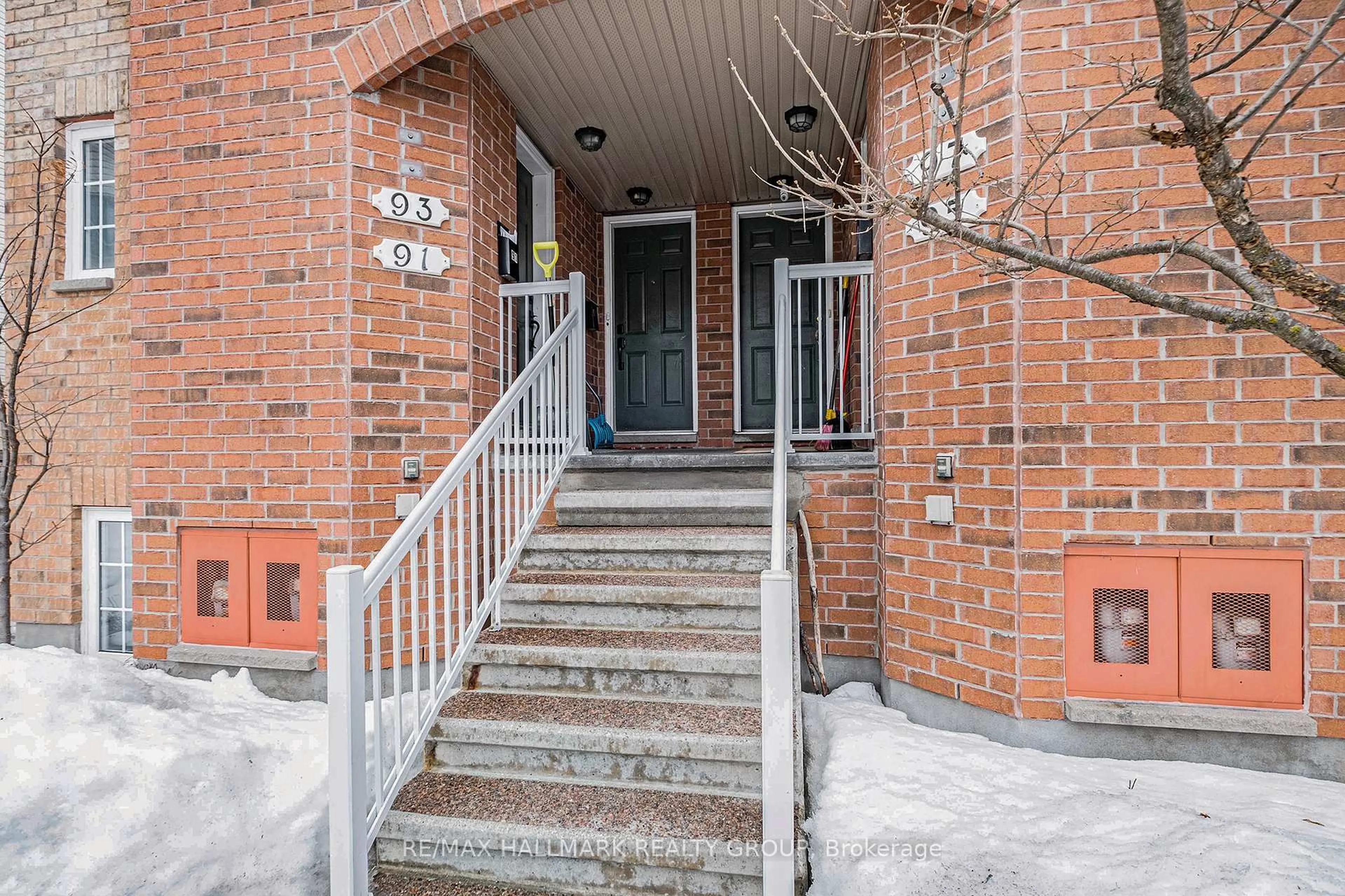 Indoor foyer for 93 Steele Park, Cyrville - Carson Grove - Pineview Ontario K1J 0J2