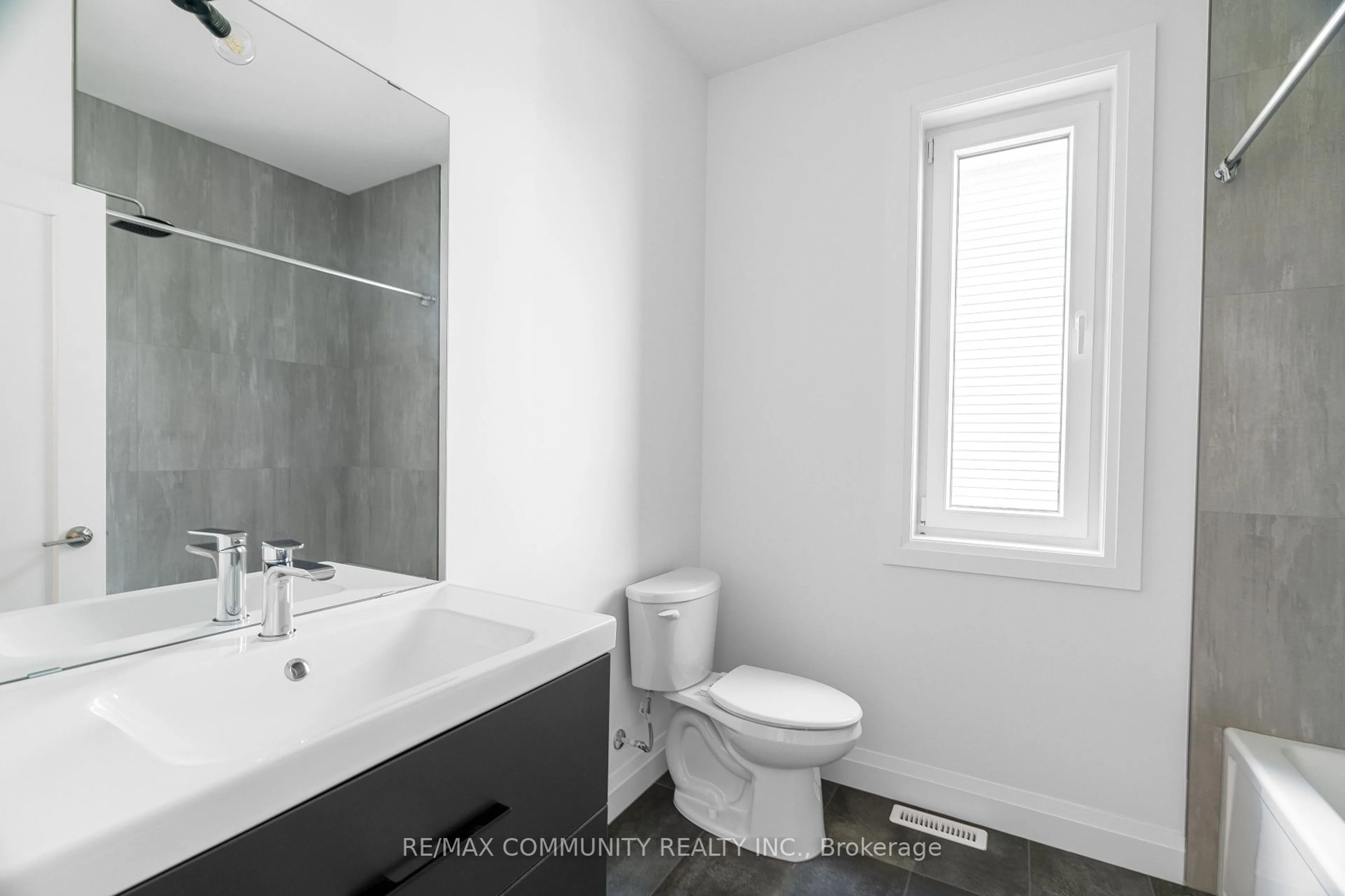 Standard bathroom, ceramic/tile floor for 14 Alexander Circ, Strathroy-Caradoc Ontario N7G 0B4