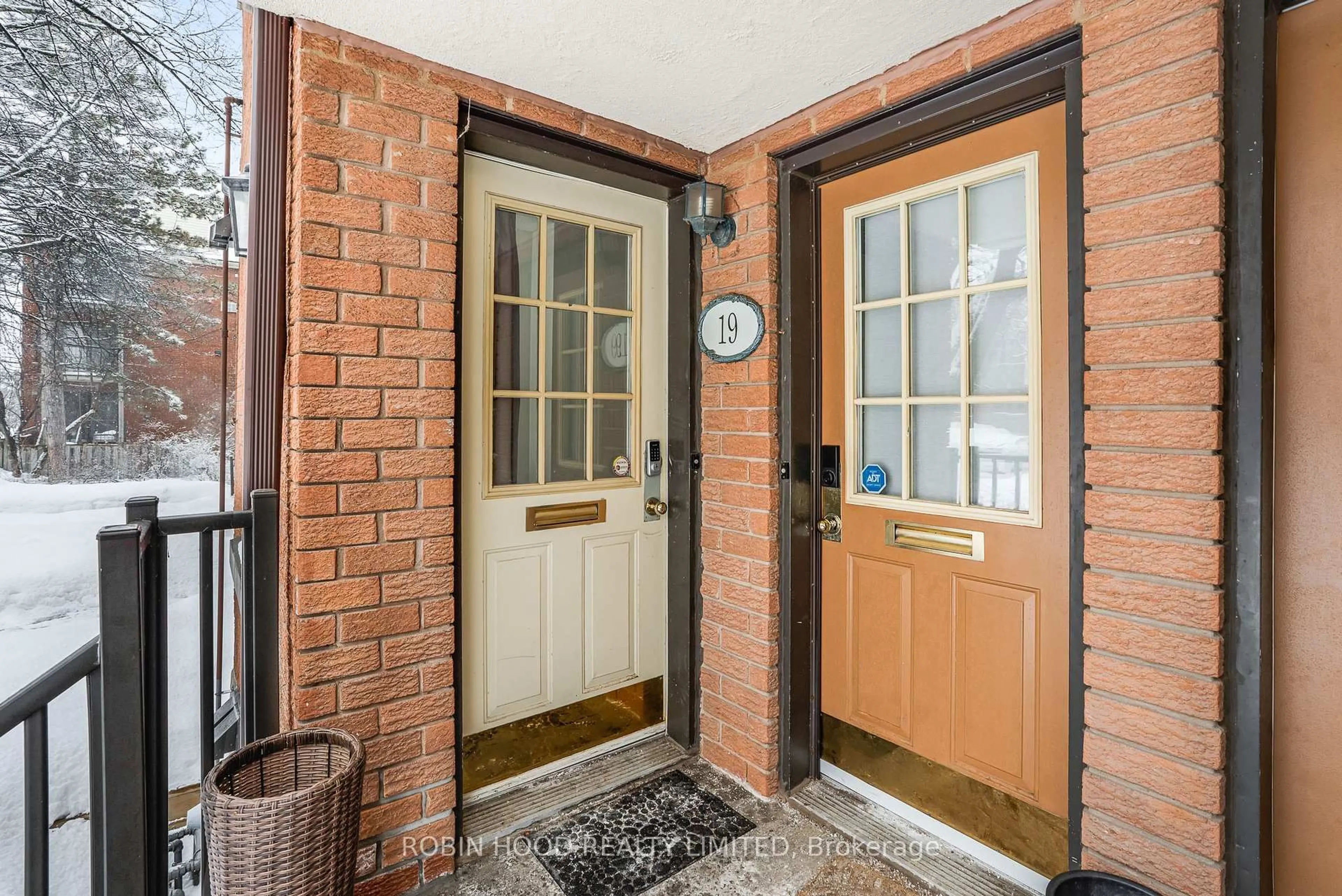 Indoor entryway for 17 Blue Moon Private, Manor Park - Cardinal Glen and Area Ontario K1K 4K5