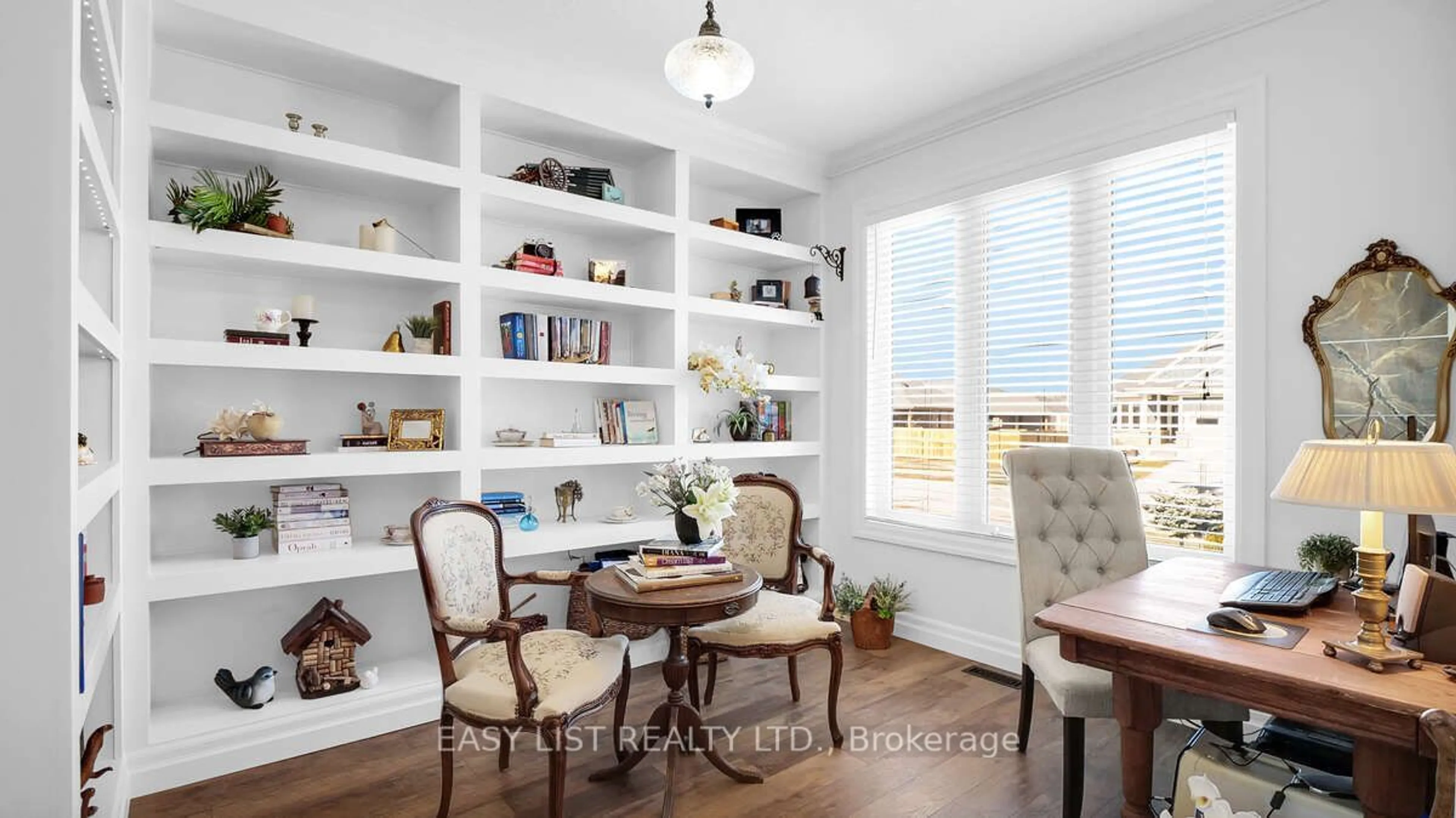 Dining room, wood/laminate floor for 26 Old Course Rd, St. Thomas Ontario N5R 0E8