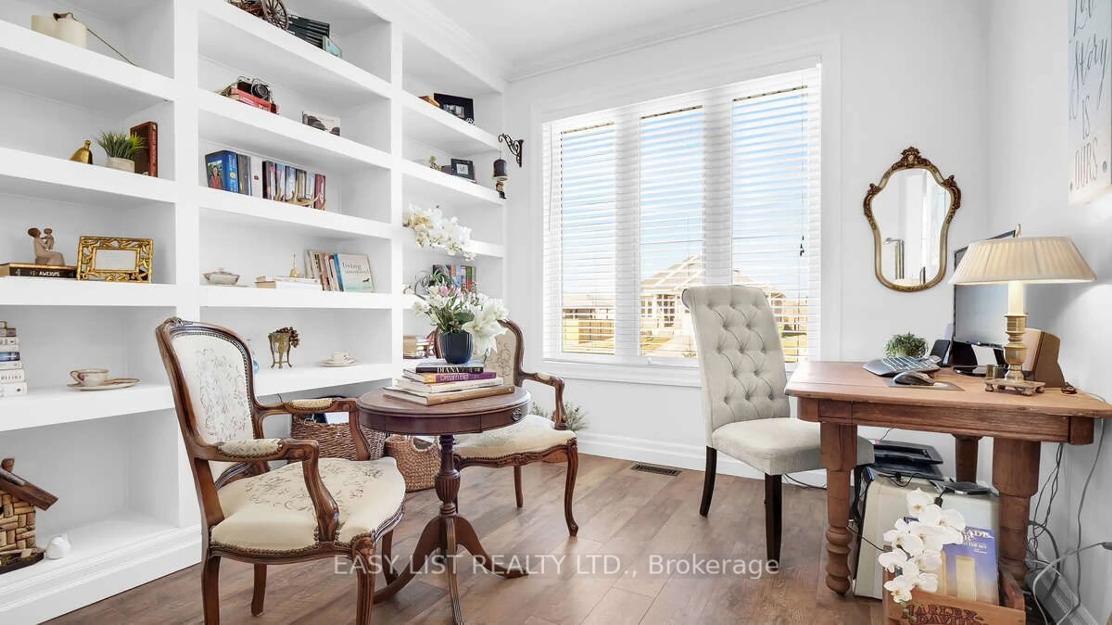 Living room with furniture, wood/laminate floor for 26 Old Course Rd, St. Thomas Ontario N5R 0E8