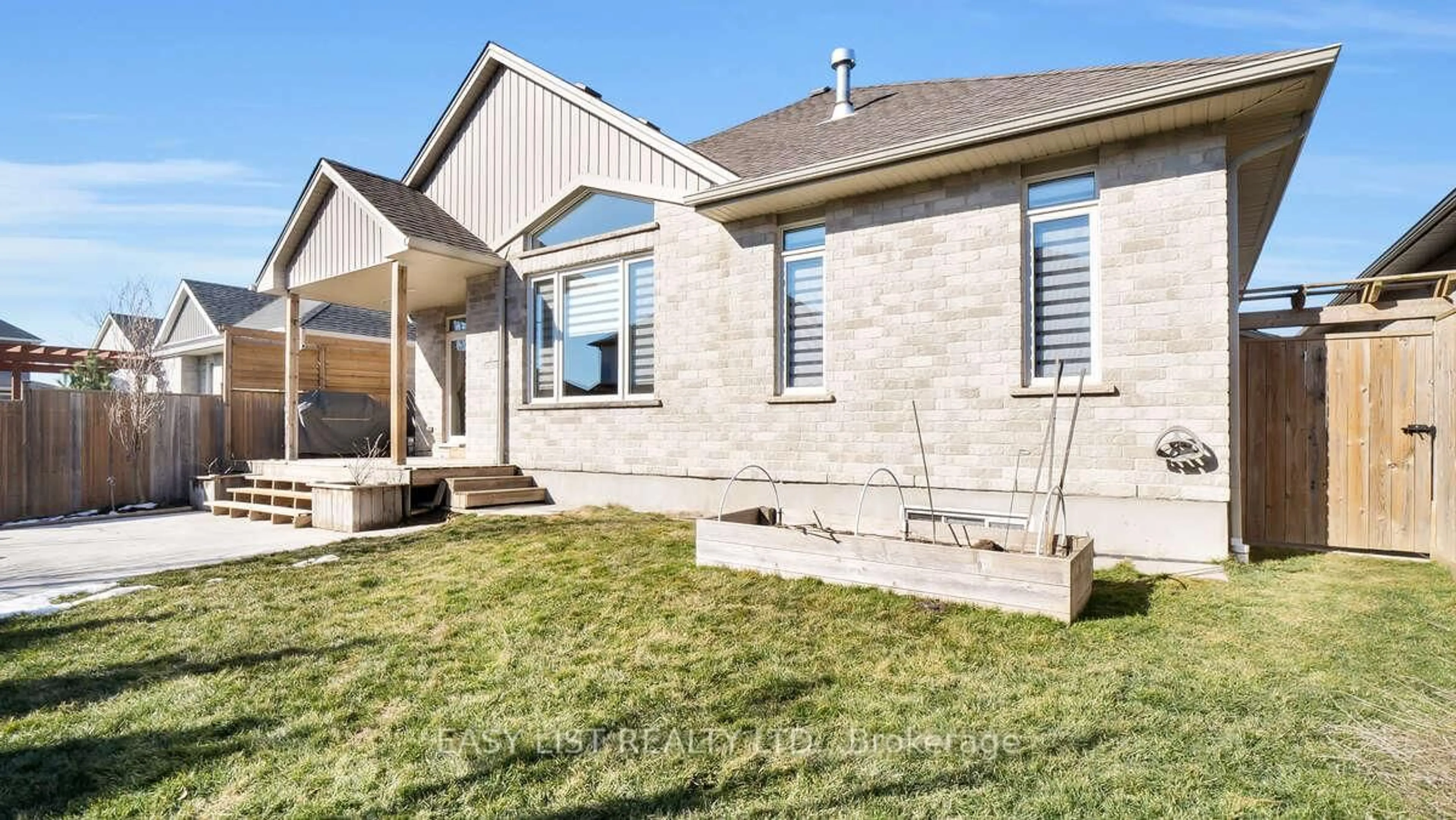 Home with brick exterior material, street for 26 Old Course Rd, St. Thomas Ontario N5R 0E8