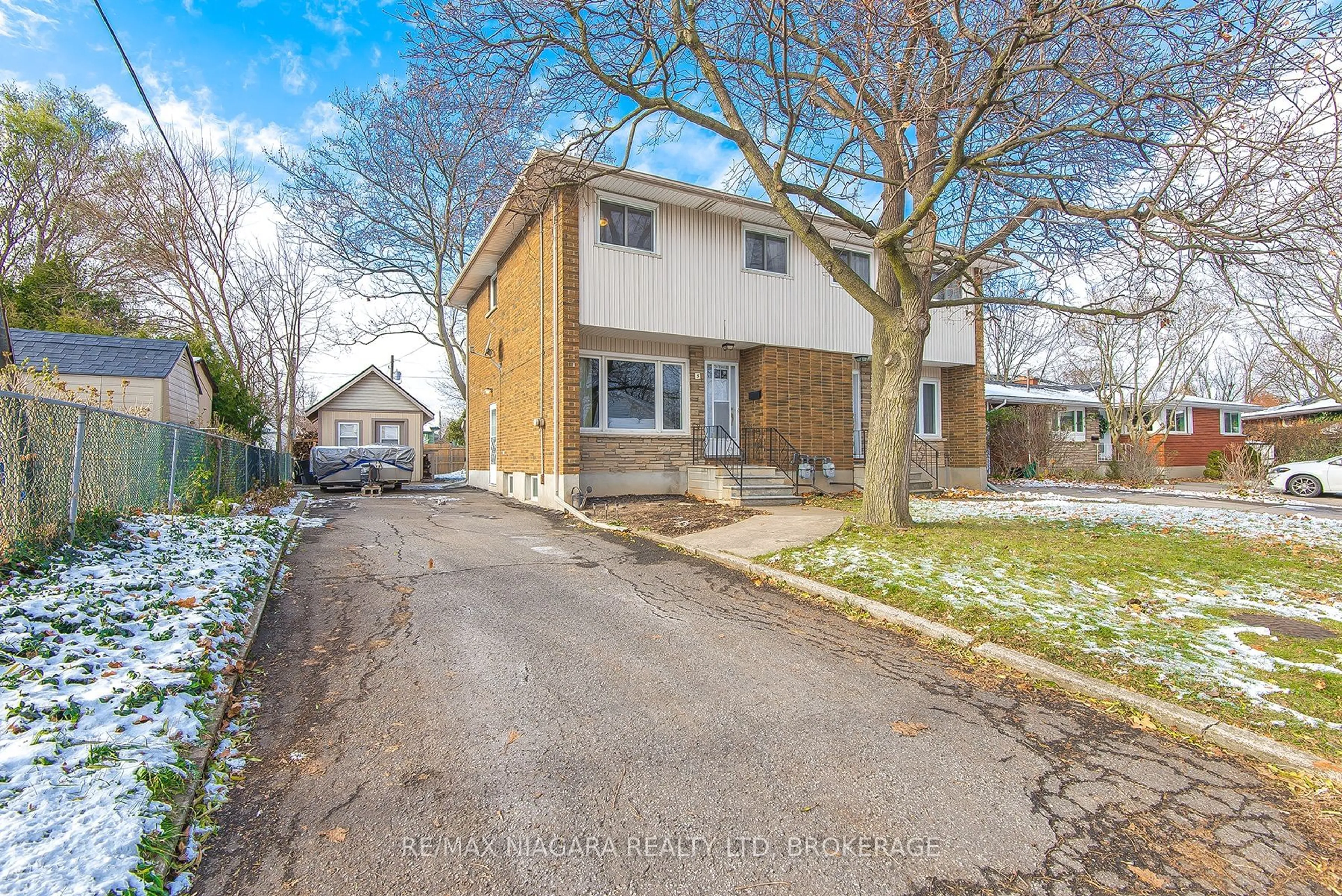 A pic from outside/outdoor area/front of a property/back of a property/a pic from drone, street for 5 Glen Ave, St. Catharines Ontario L2S 1L2