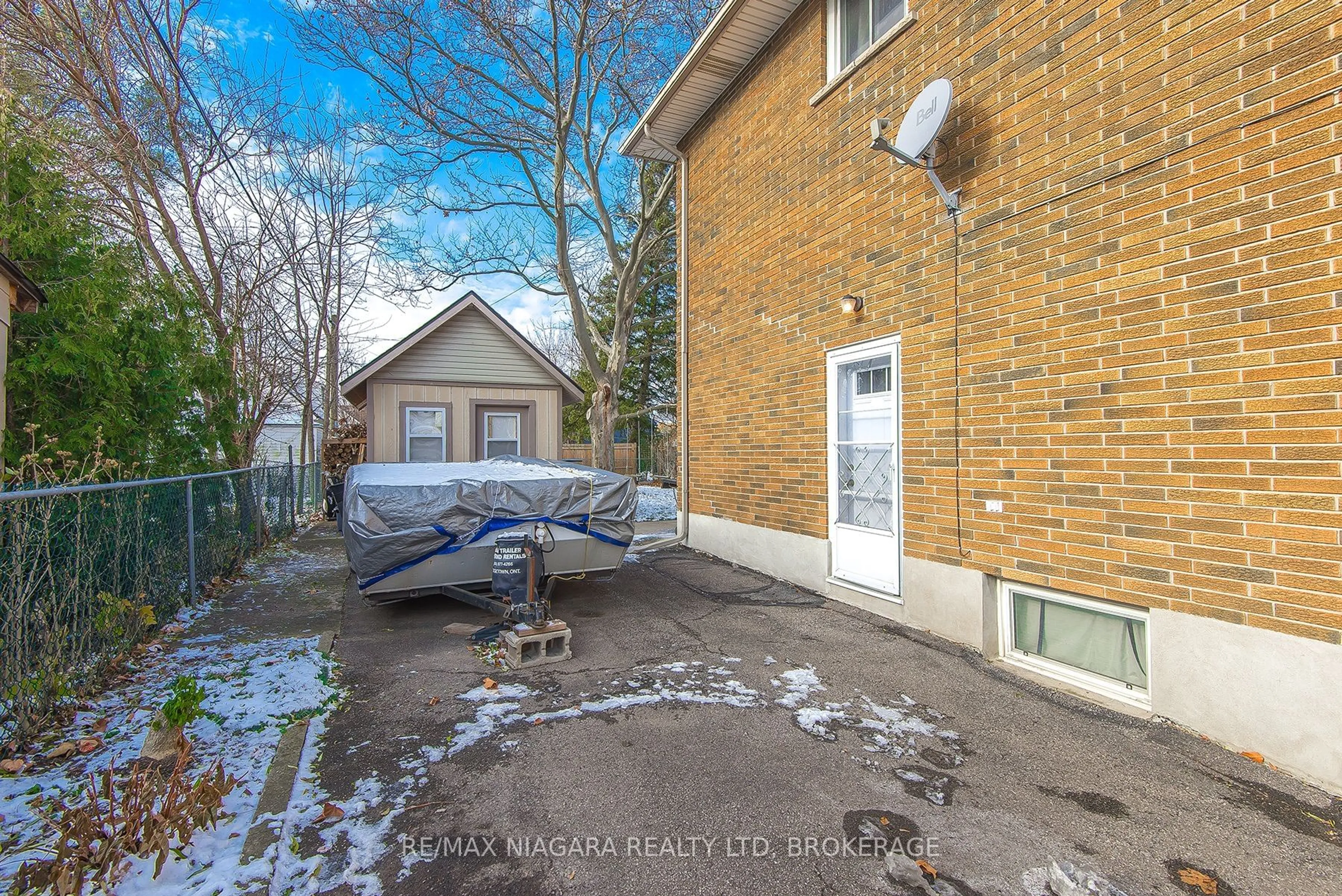 A pic from outside/outdoor area/front of a property/back of a property/a pic from drone, street for 5 Glen Ave, St. Catharines Ontario L2S 1L2