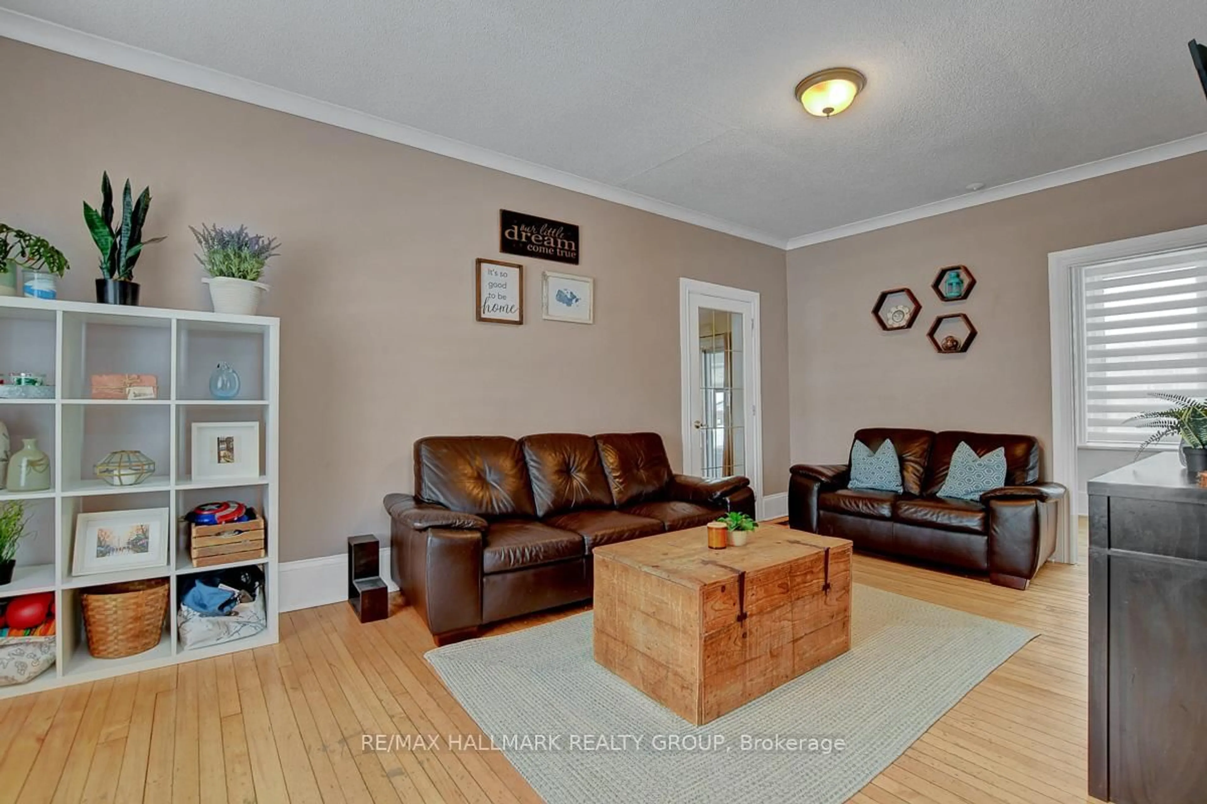 Living room with furniture, wood/laminate floor for 24 First Ave, Russell Ontario K4R 1C9