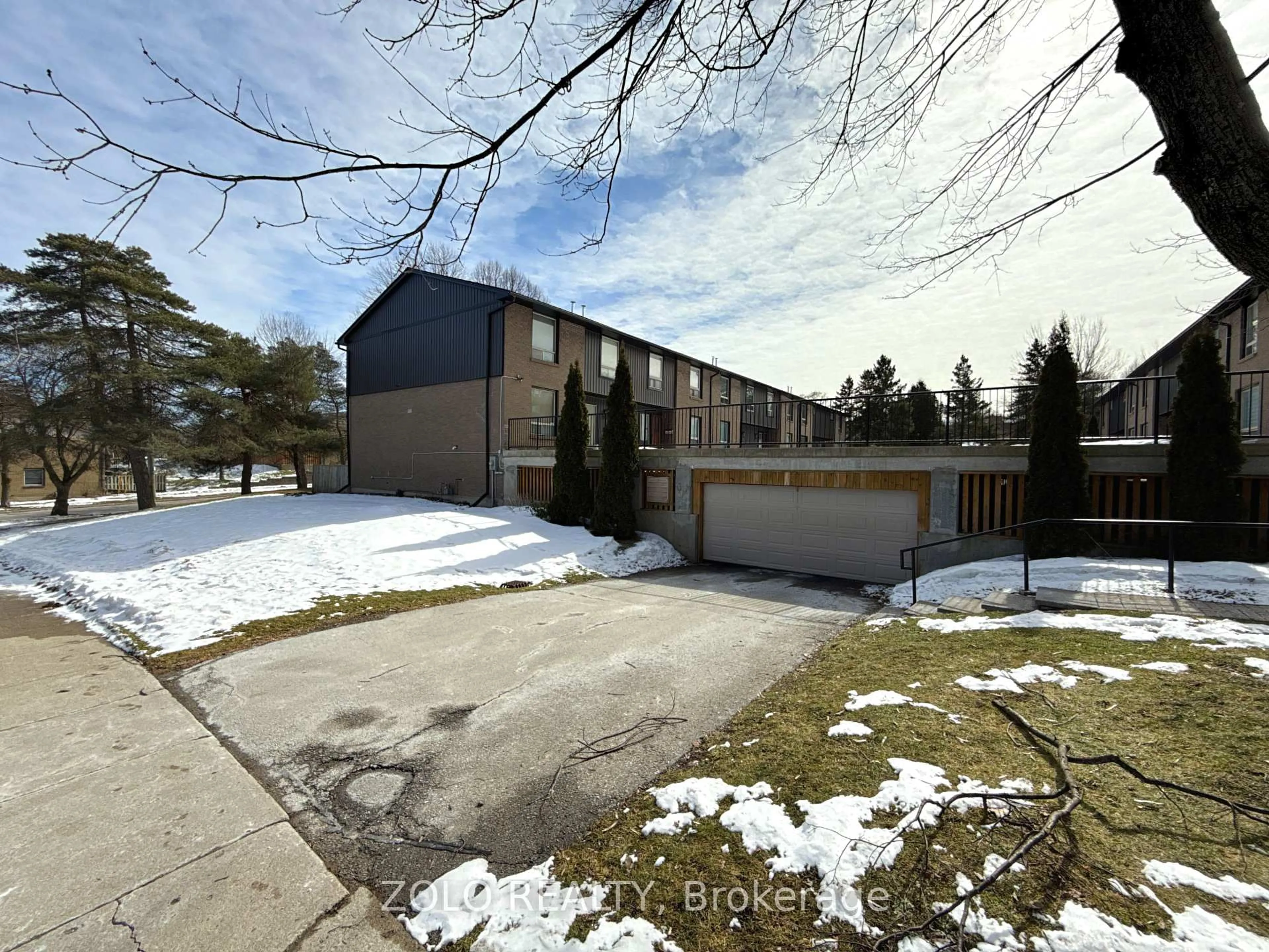 A pic from outside/outdoor area/front of a property/back of a property/a pic from drone, street for 787 Berkshire Dr, London South Ontario N6J 3S5