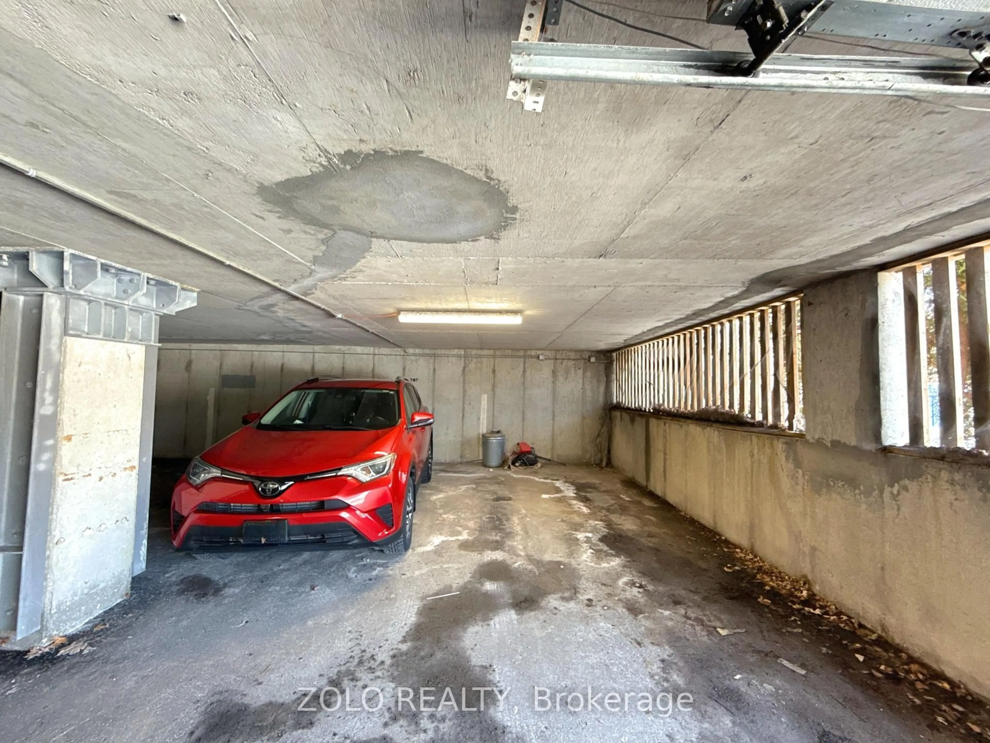 Indoor garage for 787 Berkshire Dr, London South Ontario N6J 3S5