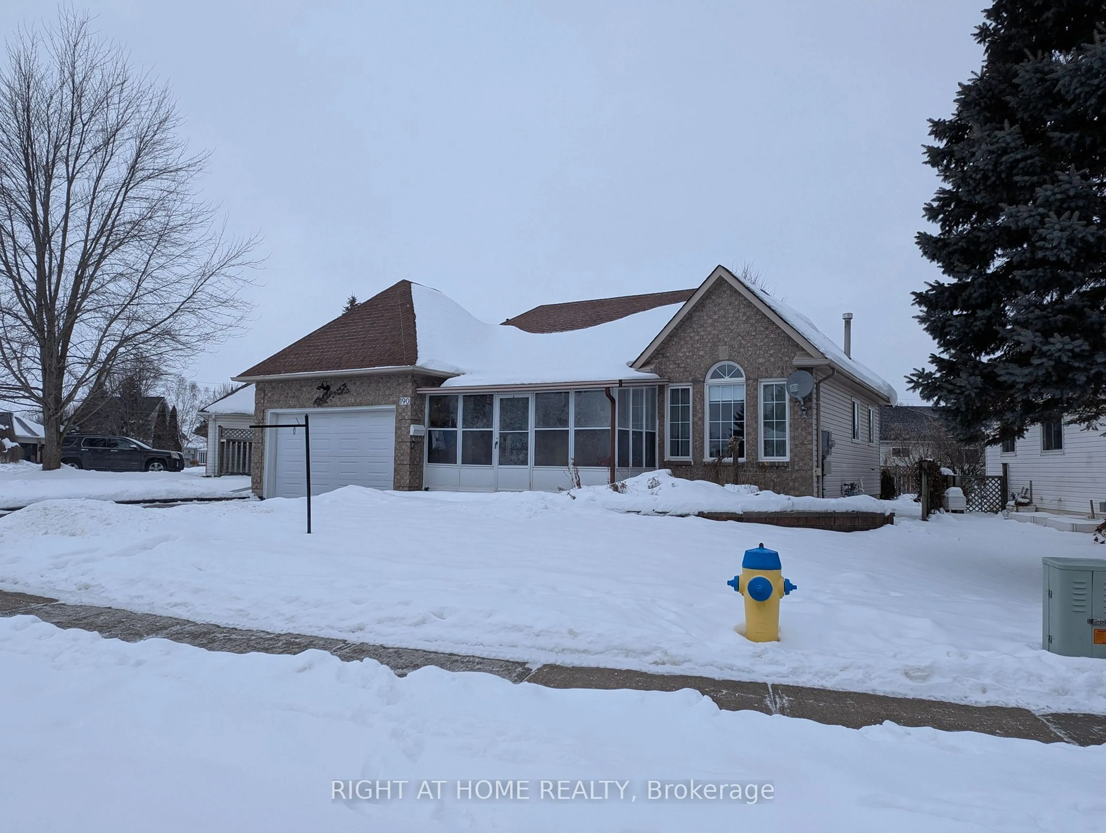 A pic from outside/outdoor area/front of a property/back of a property/a pic from drone, street for 190 Elgin St, Kawartha Lakes Ontario K9V 6B2