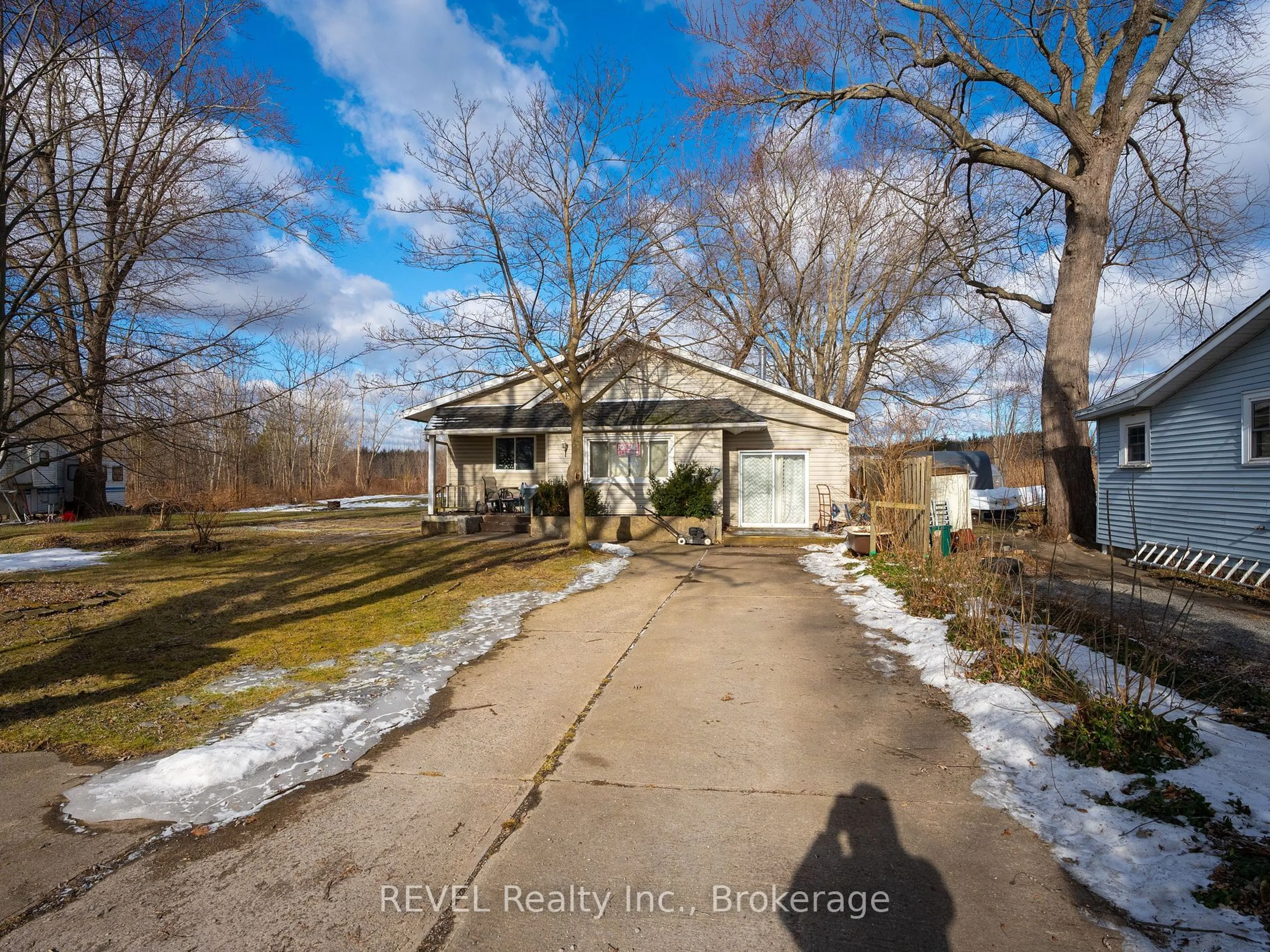 A pic from outside/outdoor area/front of a property/back of a property/a pic from drone, street for 10675 Niagara Pkwy, Niagara Falls Ontario L2E 6S6