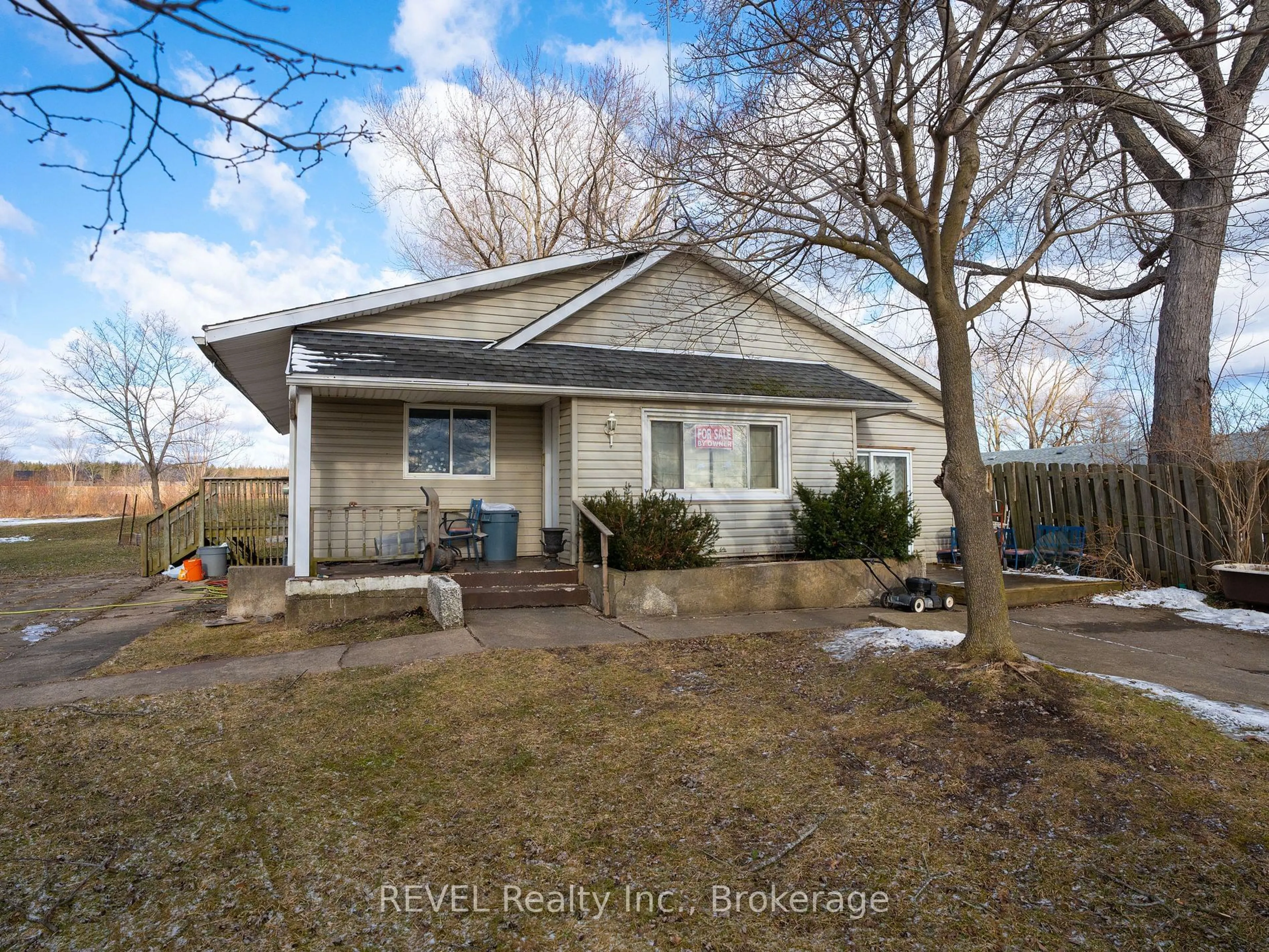 A pic from outside/outdoor area/front of a property/back of a property/a pic from drone, street for 10675 Niagara Pkwy, Niagara Falls Ontario L2E 6S6