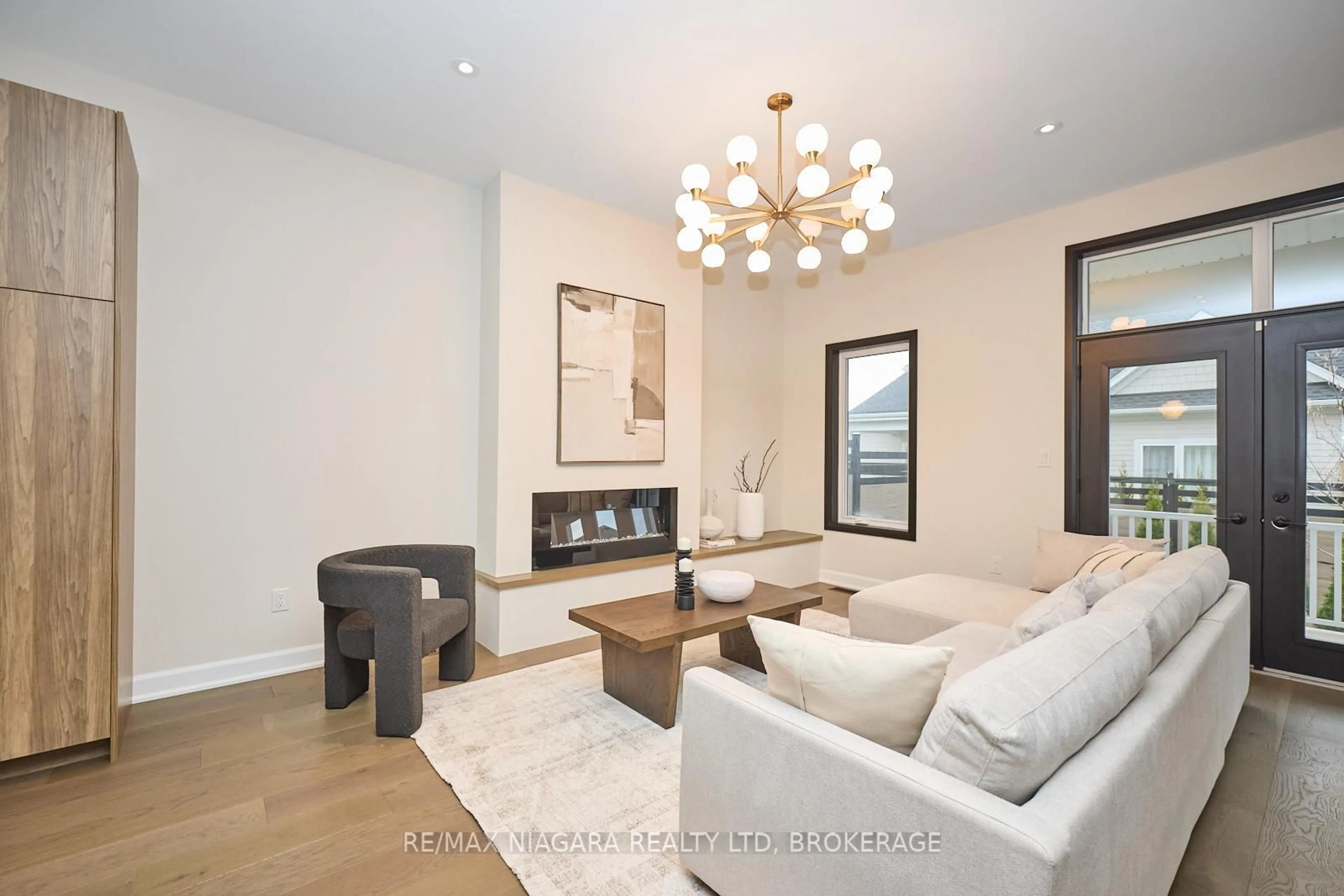 Living room with furniture, wood/laminate floor for 16 Butternut Cres, Fort Erie Ontario L0S 1N0