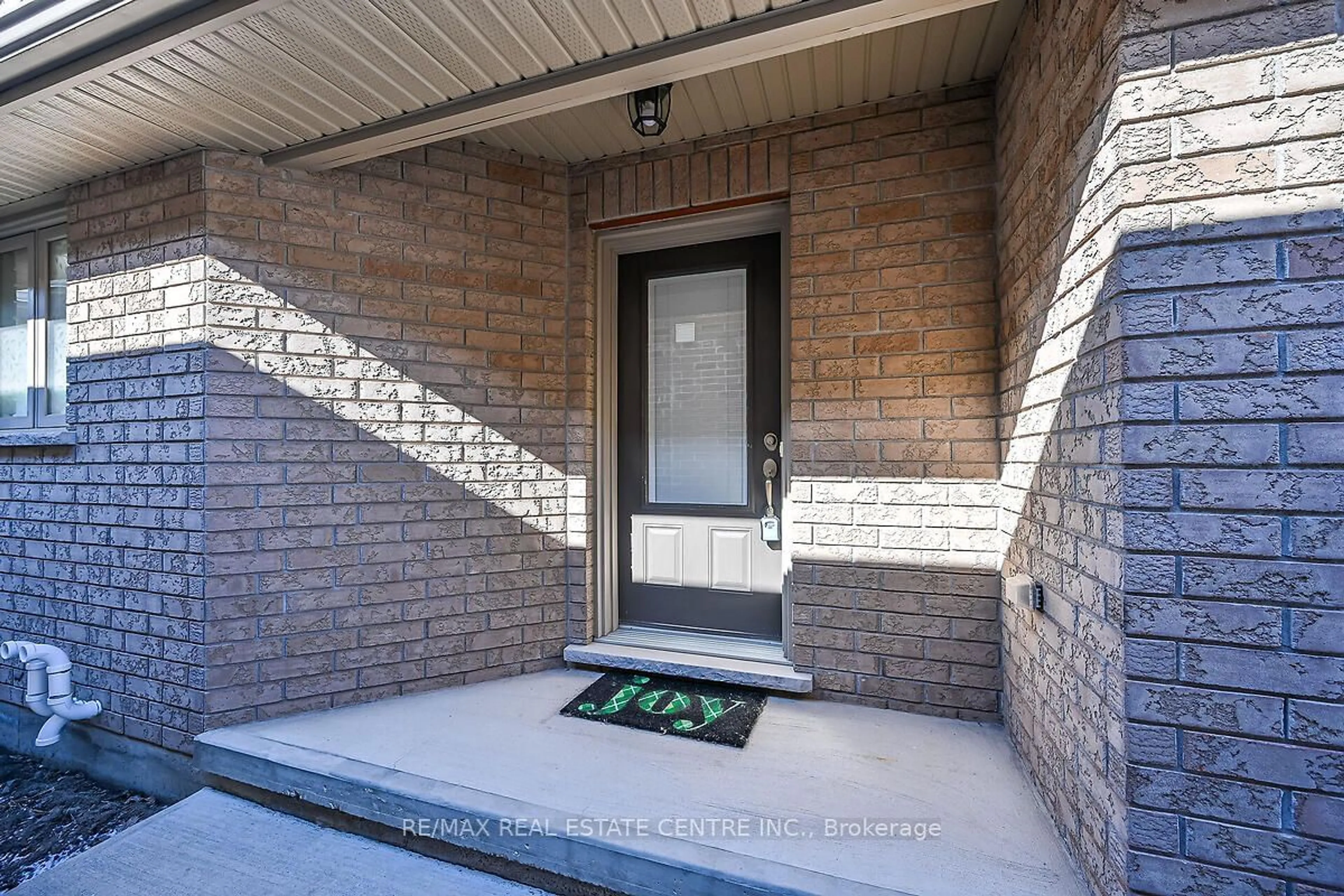 Indoor entryway for 56 Banks St, Brantford Ontario N3T 0H6