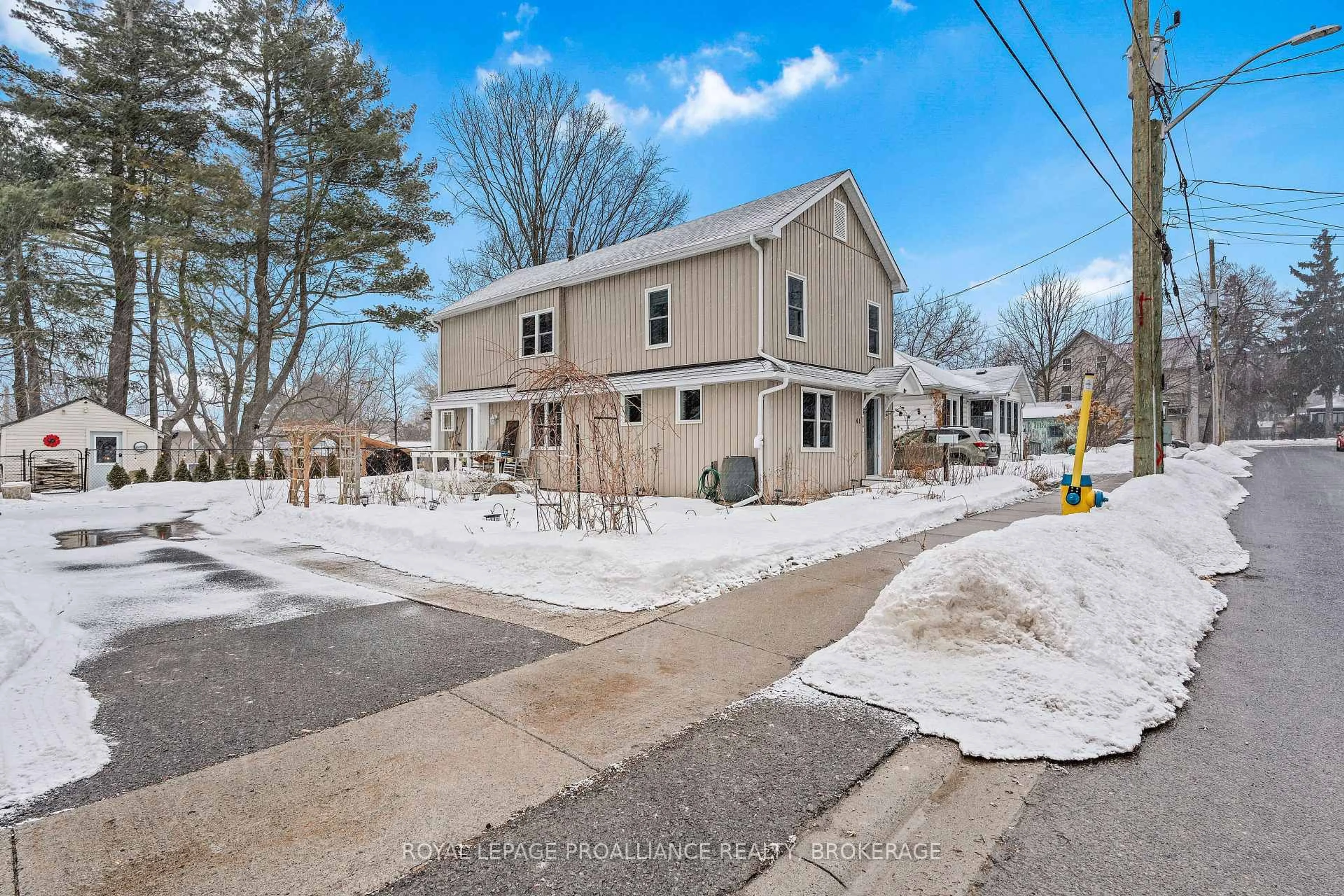 A pic from outside/outdoor area/front of a property/back of a property/a pic from drone, street for 41 Hickory St, Gananoque Ontario K7G 2P6