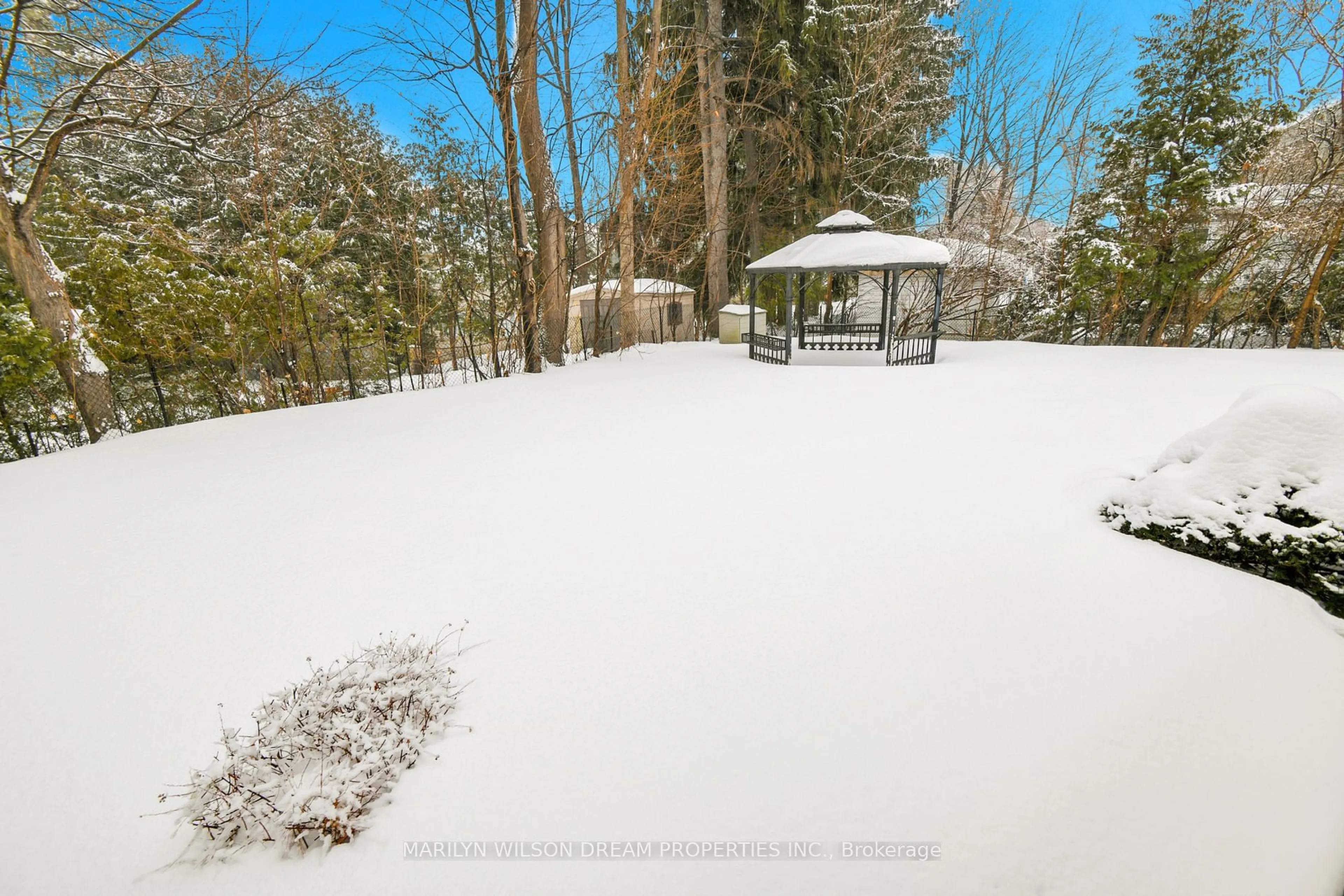 A pic from outside/outdoor area/front of a property/back of a property/a pic from drone, unknown for 196 Acacia Ave, Ottawa Ontario K1M 0L5