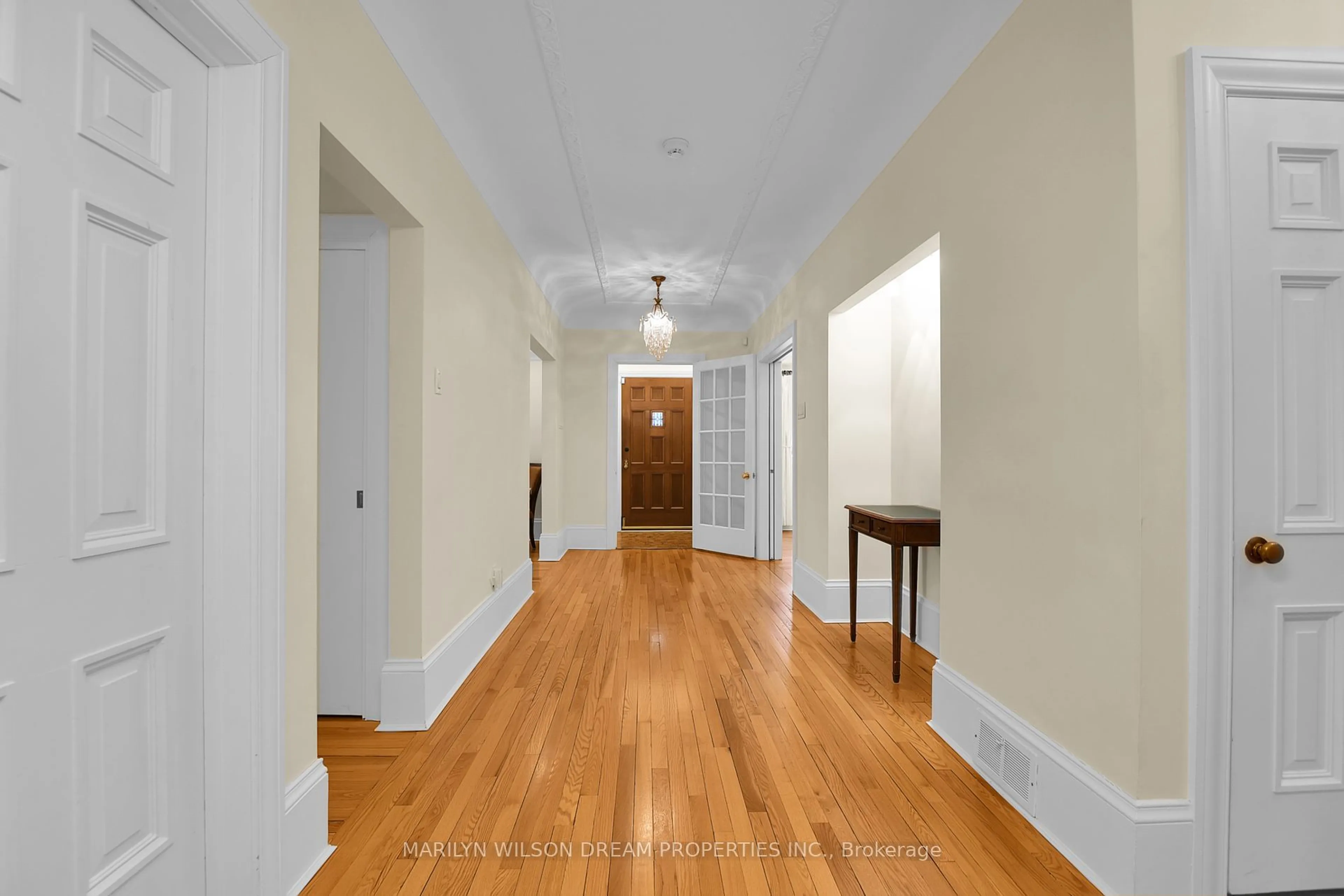Indoor foyer for 196 Acacia Ave, Ottawa Ontario K1M 0L5
