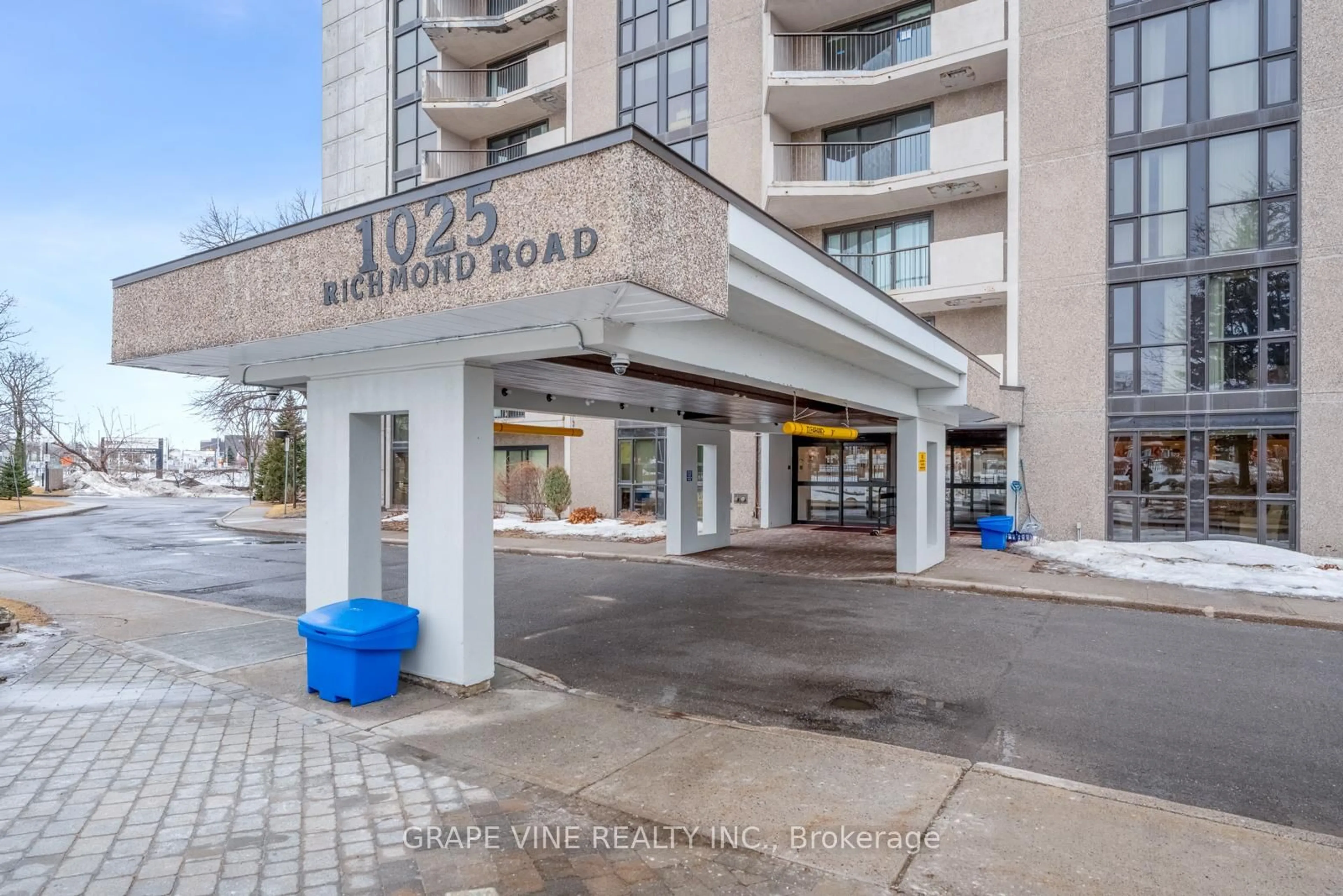 Indoor foyer for 1025 Richmond Rd #2402, Woodroffe Ontario K2B 8G8