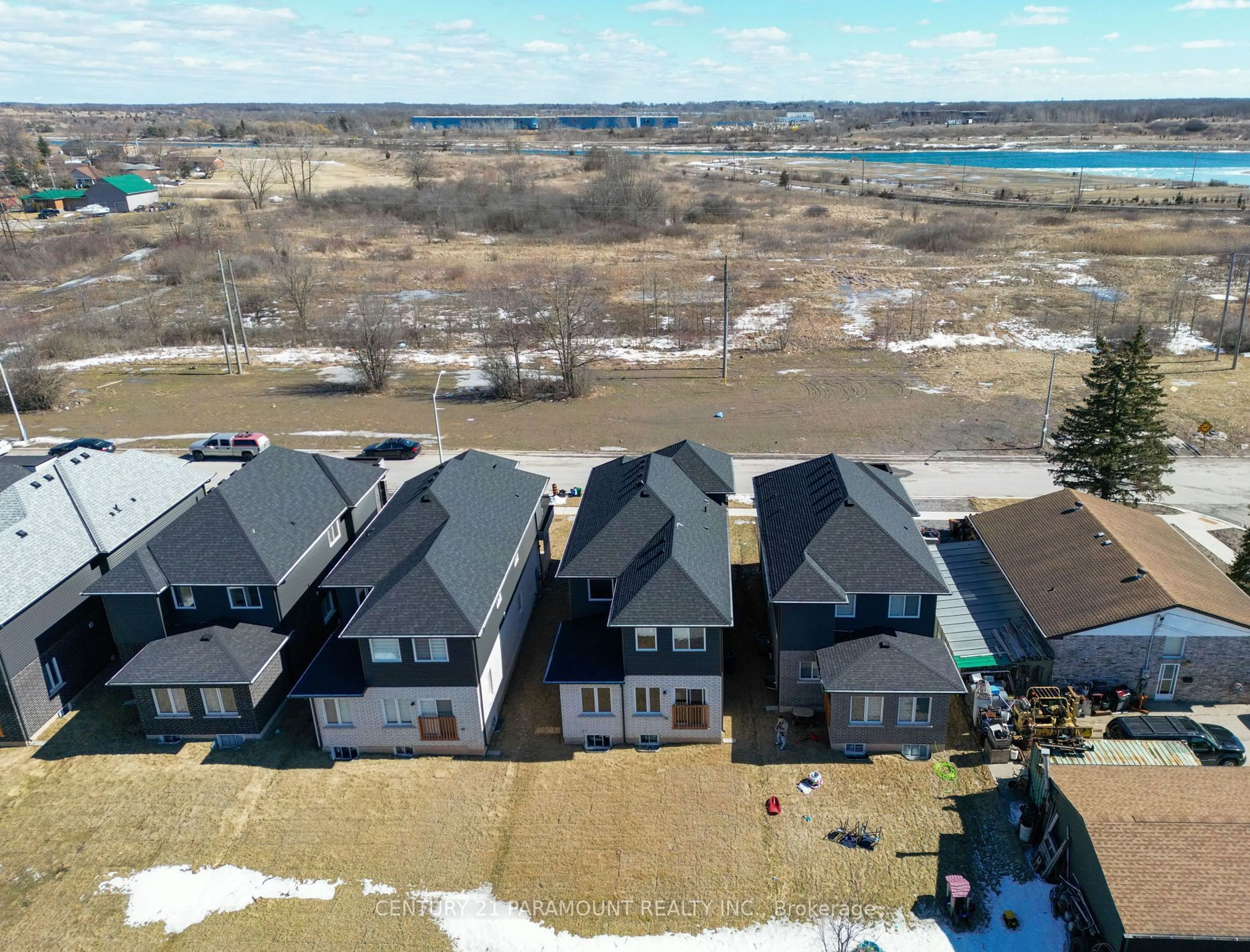 A pic from outside/outdoor area/front of a property/back of a property/a pic from drone, water/lake/river/ocean view for 72 Bradley Ave, Welland Ontario L3B 0K1