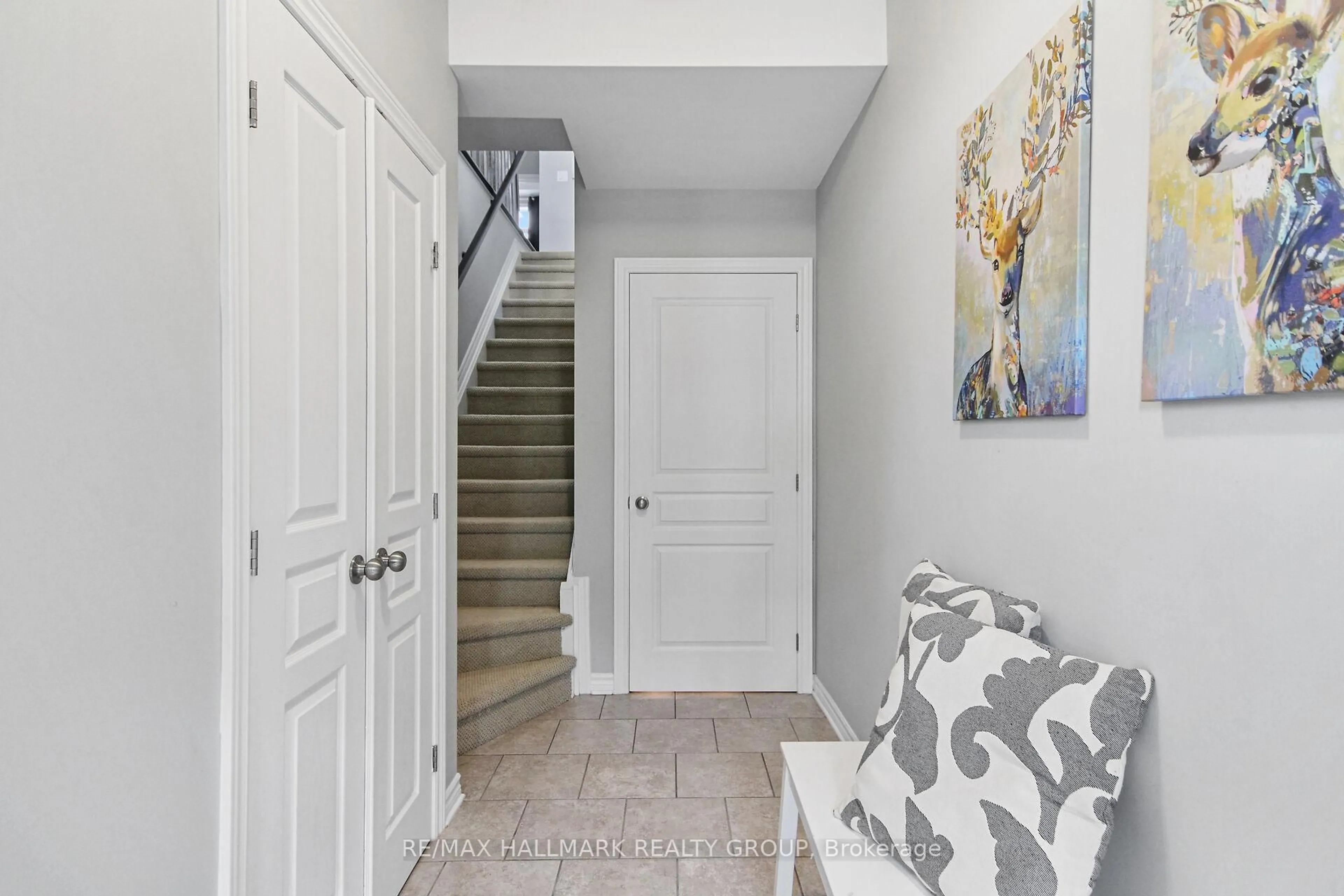 Indoor entryway for 230 Pembina, Blossom Park - Airport and Area Ontario K4M 0G7