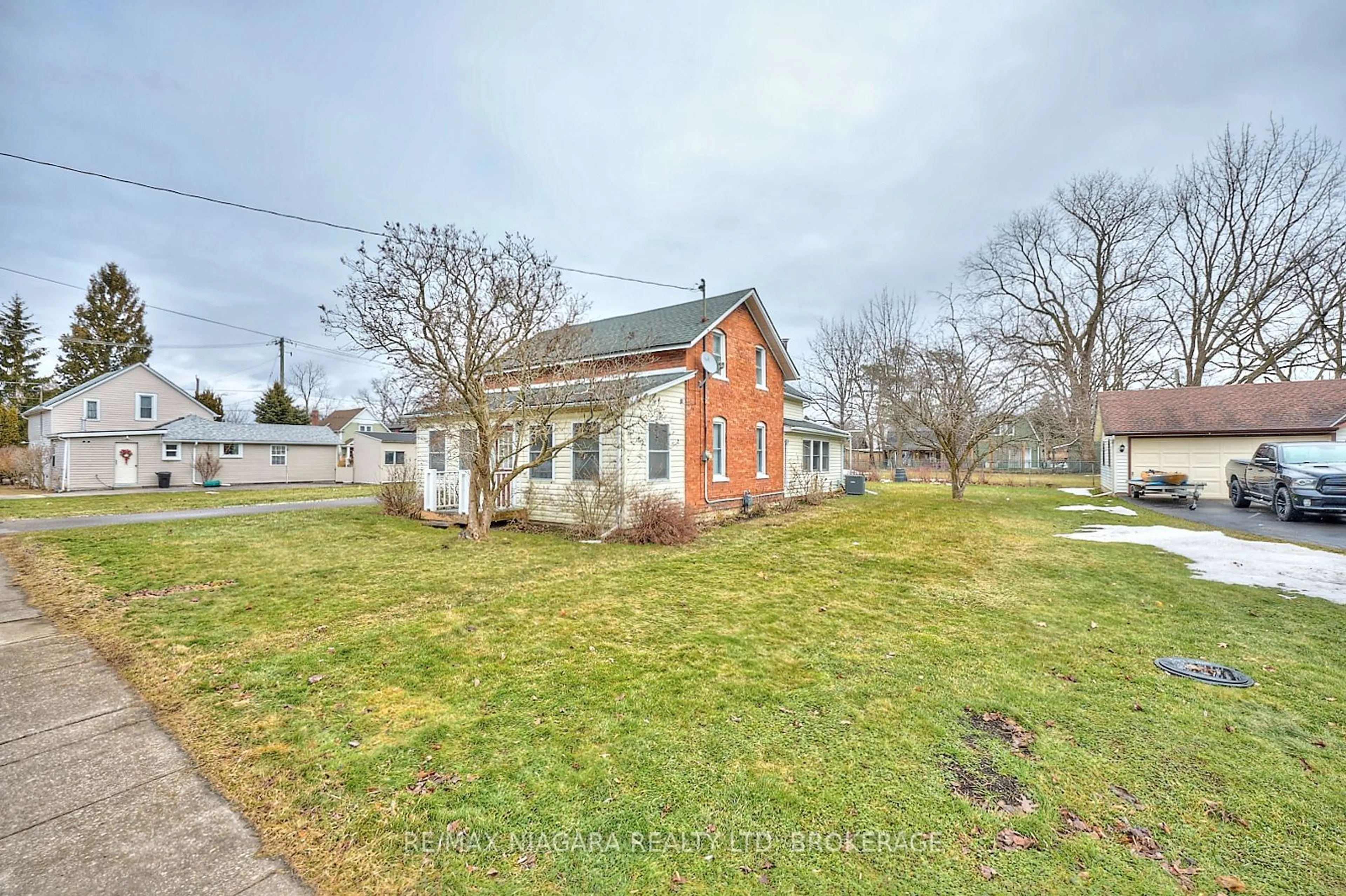 A pic from outside/outdoor area/front of a property/back of a property/a pic from drone, street for 356 South Mill St, Fort Erie Ontario L0S 1N0