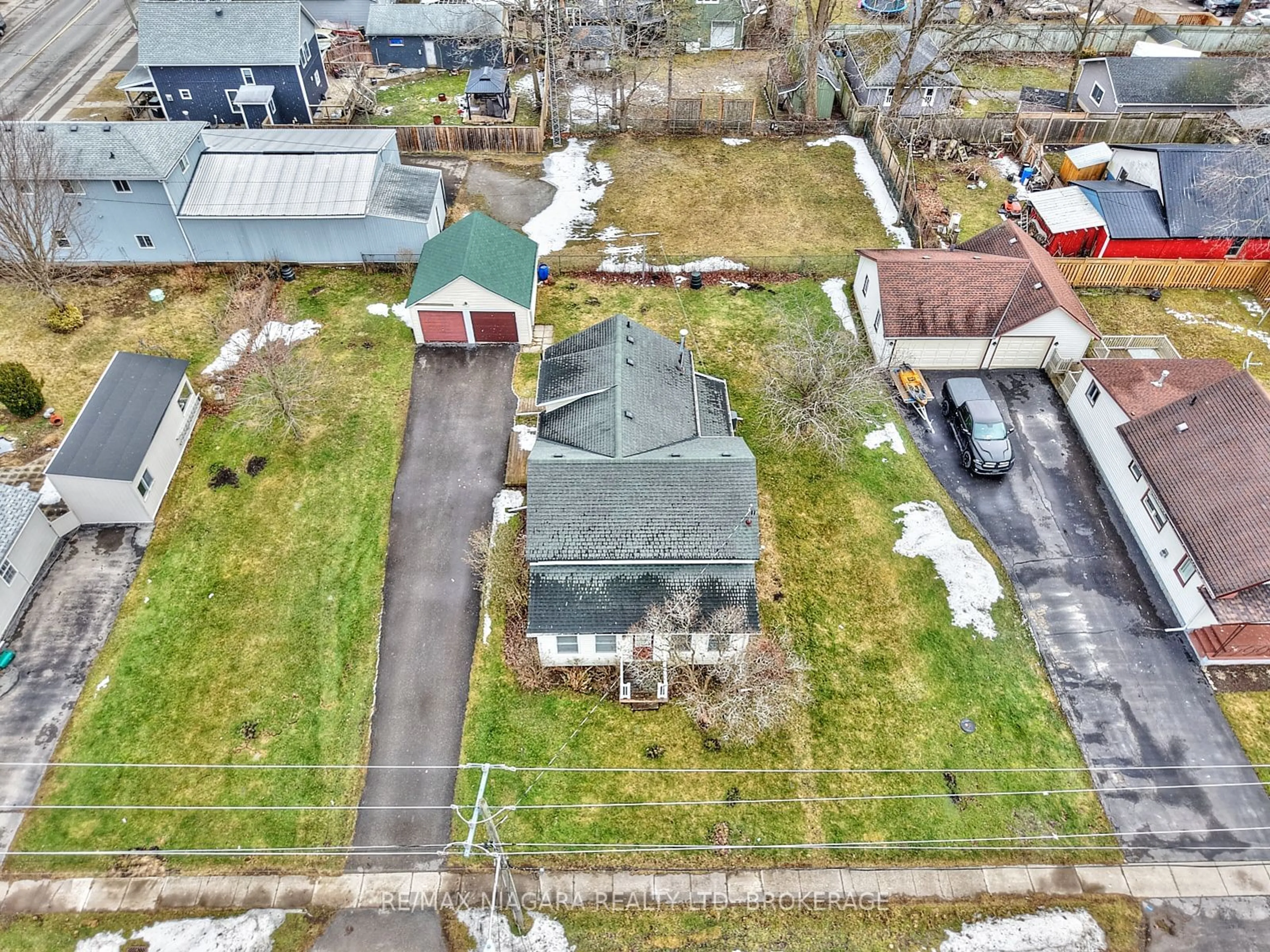 A pic from outside/outdoor area/front of a property/back of a property/a pic from drone, street for 356 South Mill St, Fort Erie Ontario L0S 1N0