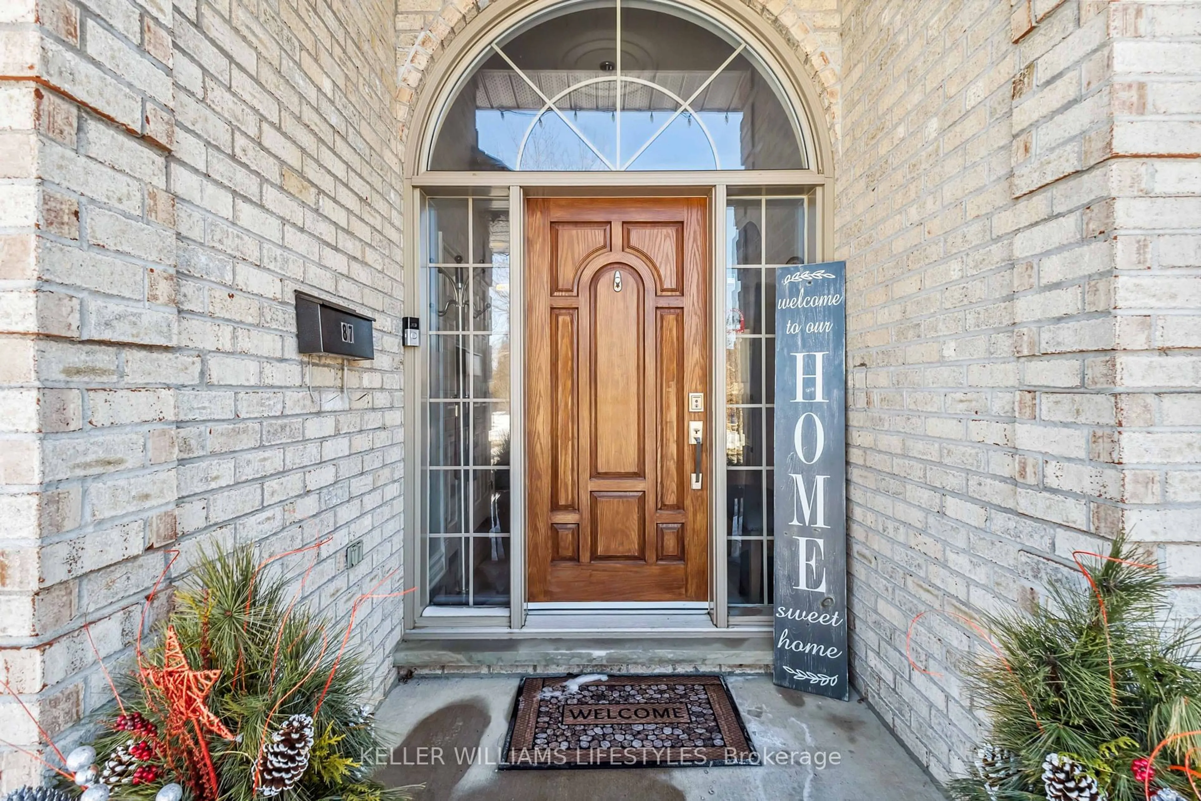 Indoor entryway for 87 Sir James Crt, Middlesex Centre Ontario N0M 1C0