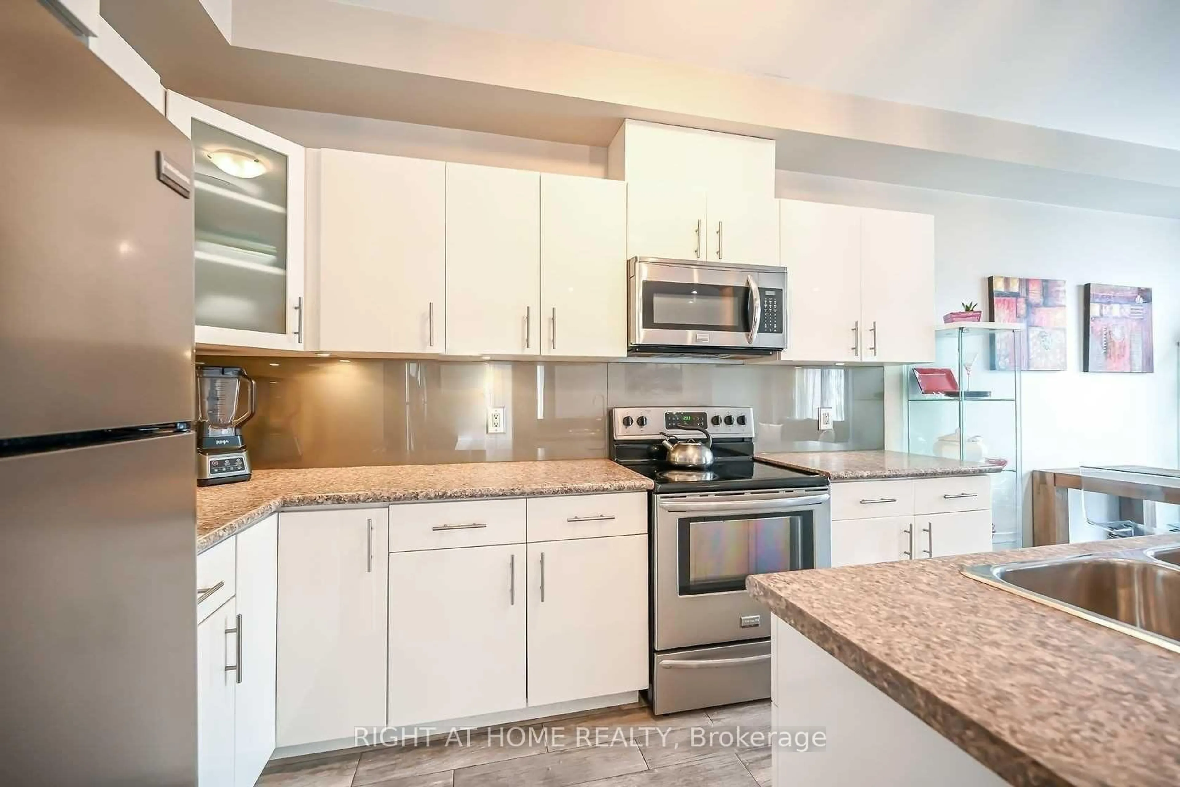 Standard kitchen, ceramic/tile floor for 96 Highgate Dr, Hamilton Ontario L8J 0C2